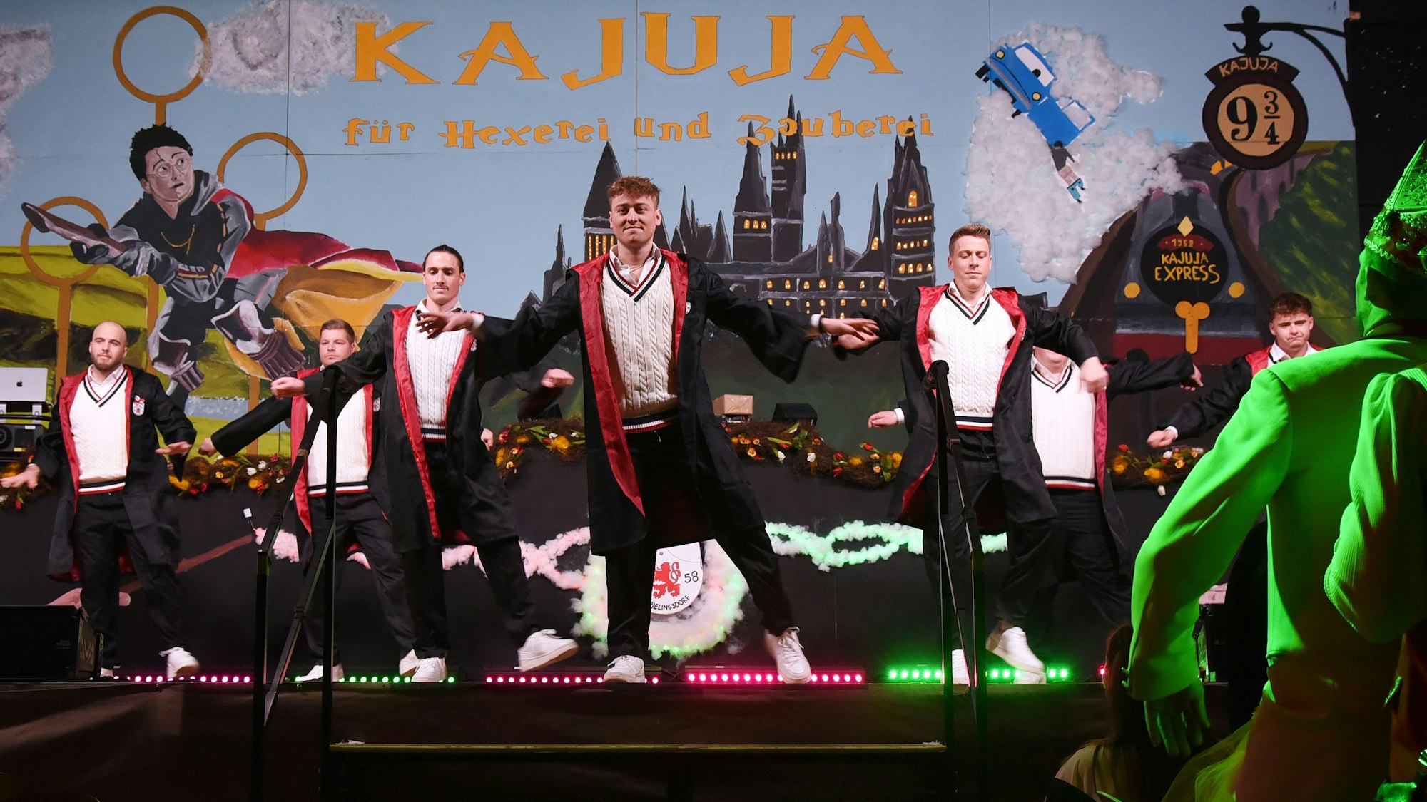 Kajuja Sitzung der KLJB Frielingsdorf in der Scheelbachhalle mit dem  Elferrat als Zauberlehrlinge