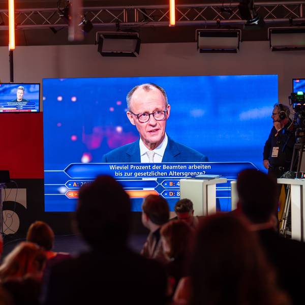 16.02.2025, Berlin: Beobachter verfolgen das ·Quadrell", die TV - Runde im Bundestagswahlkampf mit Bundeskanzler Scholz (SPD), Unionsfraktionschef Merz (CDU), AfD Kanzlerkandidatin Weidel und Grünen-Kanzlerkandidat Habeck bei den Fernsehsendern RTL und NTV. Foto: Michael Kappeler/dpa +++ dpa-Bildfunk +++