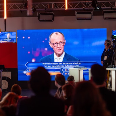 16.02.2025, Berlin: Beobachter verfolgen das ·Quadrell", die TV - Runde im Bundestagswahlkampf mit Bundeskanzler Scholz (SPD), Unionsfraktionschef Merz (CDU), AfD Kanzlerkandidatin Weidel und Grünen-Kanzlerkandidat Habeck bei den Fernsehsendern RTL und NTV. Foto: Michael Kappeler/dpa +++ dpa-Bildfunk +++