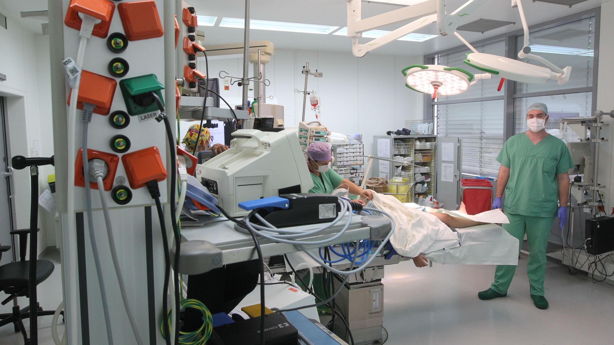 Blick in einen Operationssaal in der Kinderklinik in Sankt Augustin.