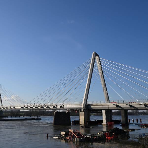 ARCHIV - 10.01.2025, Nordrhein-Westfalen, Leverkusen: Ein Schiff fährt auf dem Rhein unter der Leverkusener Brücke.