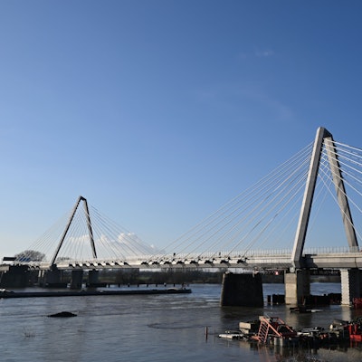 ARCHIV - 10.01.2025, Nordrhein-Westfalen, Leverkusen: Ein Schiff fährt auf dem Rhein unter der Leverkusener Brücke.