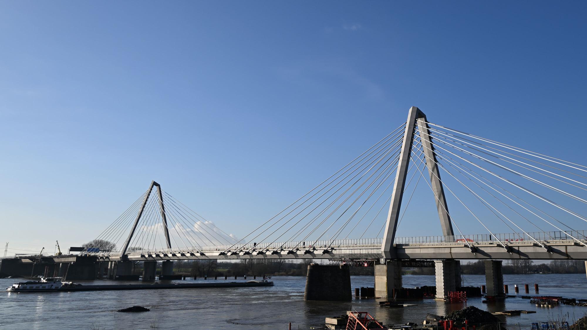 ARCHIV - 10.01.2025, Nordrhein-Westfalen, Leverkusen: Ein Schiff fährt auf dem Rhein unter der Leverkusener Brücke.