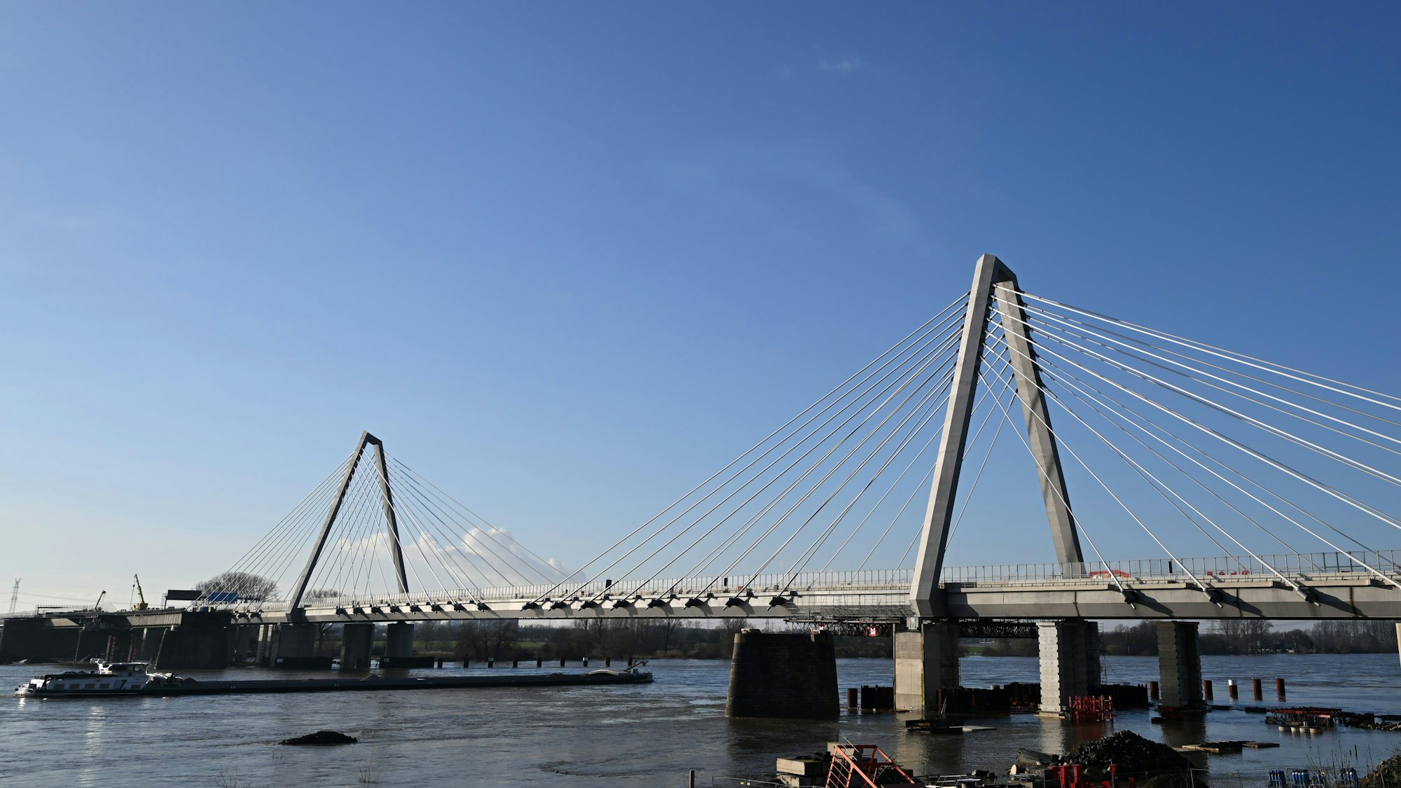 ARCHIV - 10.01.2025, Nordrhein-Westfalen, Leverkusen: Ein Schiff fährt auf dem Rhein unter der Leverkusener Brücke.
