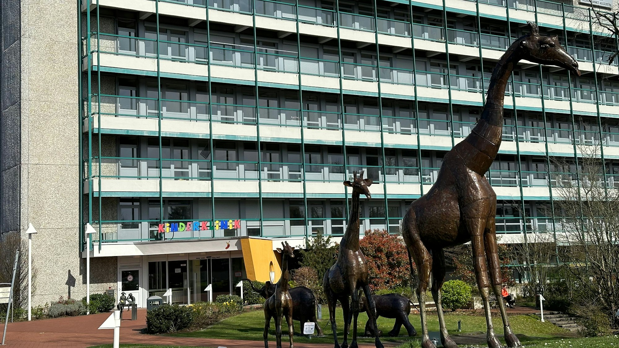 Blick auf den Eingang zum Hauptgebäude der Asklepios Kinderklinik.