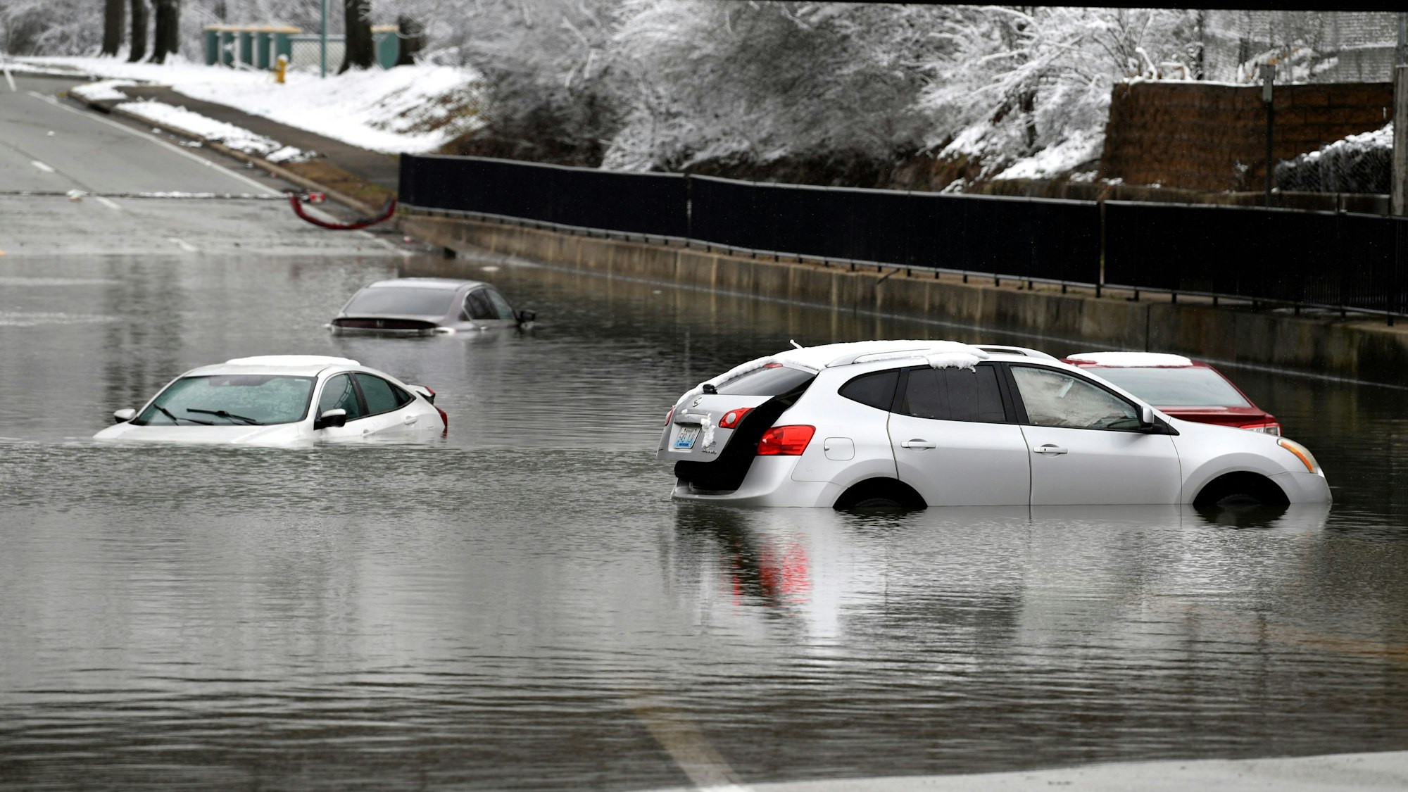 Autos stehen im Hochwasser an einer Eisenbahnunterführung in Louisville.