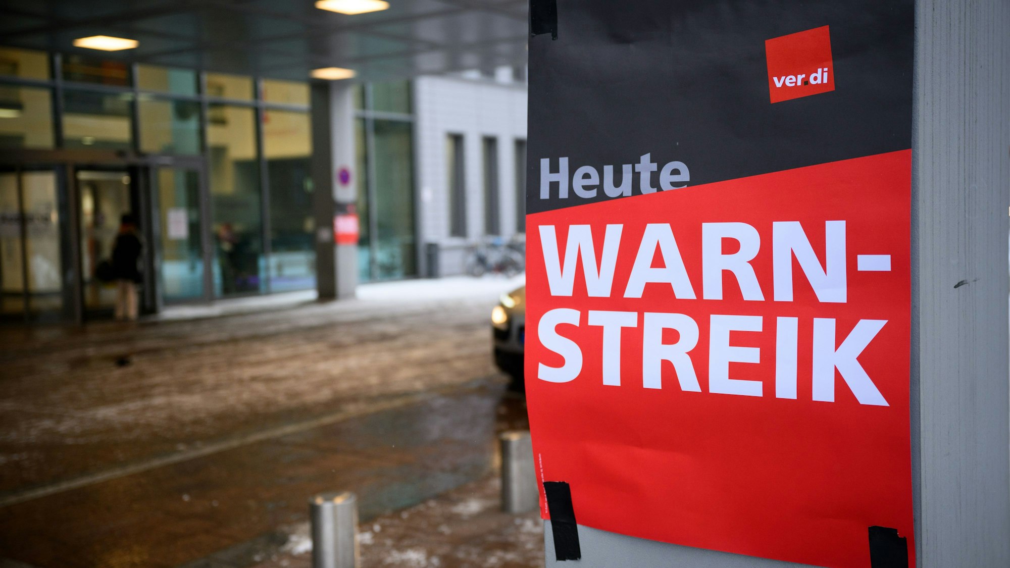 Berlin: Ein Plakat mit der Aufschrift ·Heute Warnstreik· hängt vor dem Haupteingang der Charité. Im Rahmen der Tarifrunde für den Tarifvertrag des öffentlichen Dienstes (TVöD) hat die Gewerkschaft Verdi Beschäftigte zahlreicher Betriebe, Einrichtungen und Dienststellen zum Warnstreik aufgerufen.