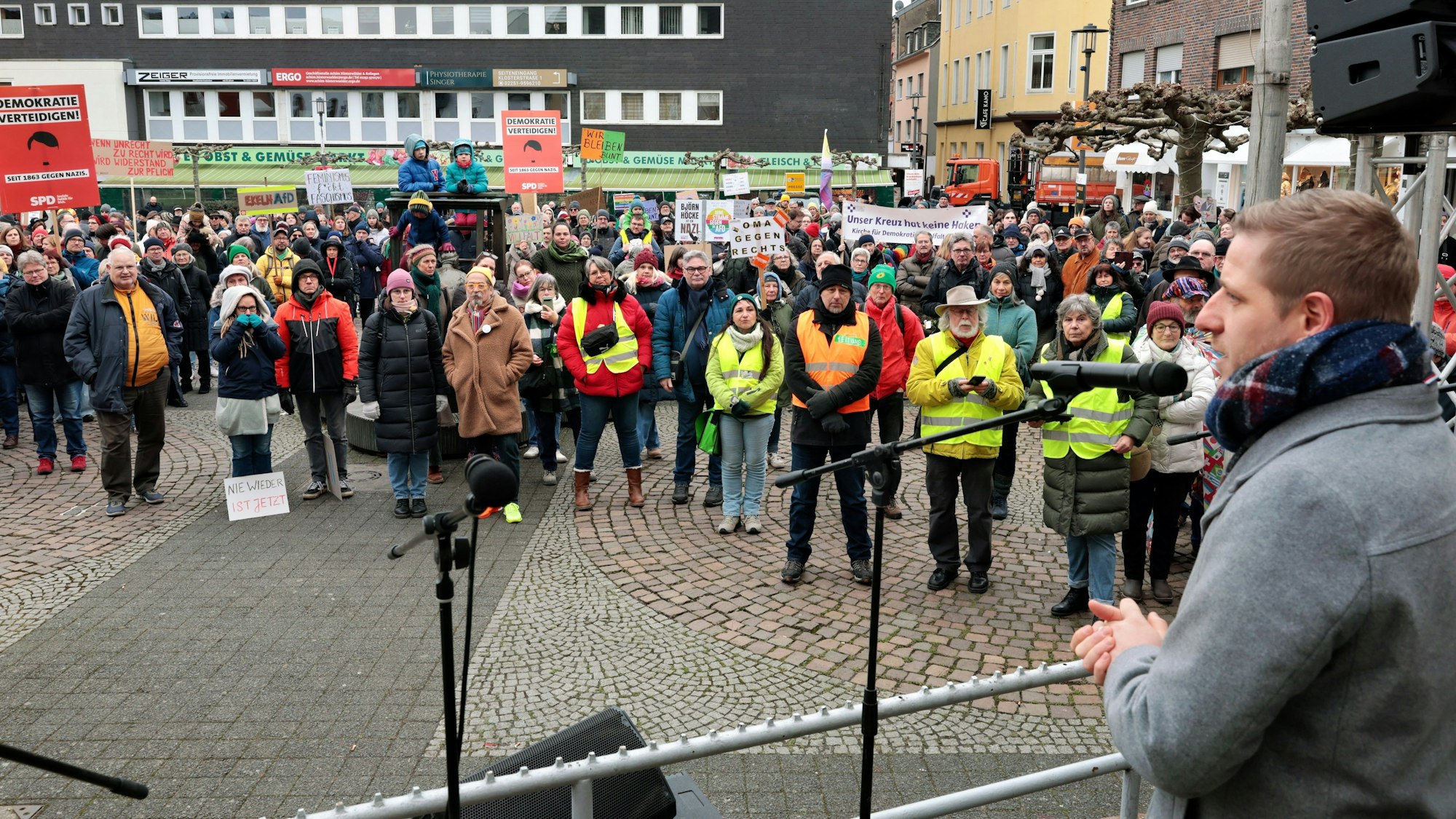 Landrat Markus Ramers steht auf einer Bühne auf dem Alten Markt in Euskirchen. Er spricht bei der Demonstration für Demokratie und Freiheit, zahlreiche Menschen auf dem Platz hören ihm zu.