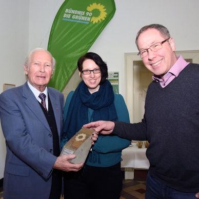 Den neuen Klima- und Umweltpreis der Lindlarer Grünen verleihen Sabine Grützmacher und Ingo Harnischmacher an Wolfgang Oehm (r.).