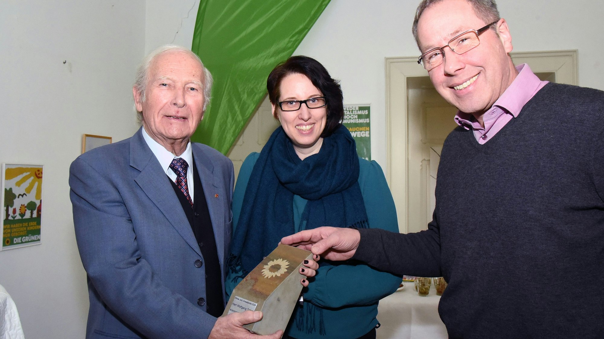 Den neuen Klima- und Umweltpreis der Lindlarer Grünen verleihen Sabine Grützmacher und Ingo Harnischmacher an Wolfgang Oehm (r.).