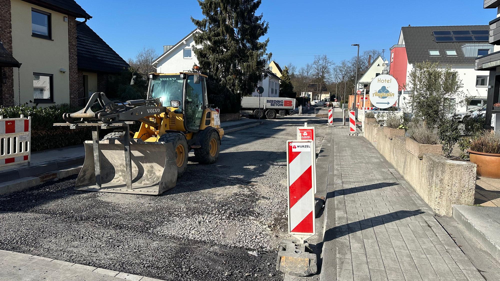 Die Baustelle auf Uhlandstraße ärgert die Geschäftsleute. Ein Bagger steht herum, die Straße ist aufgerissen.