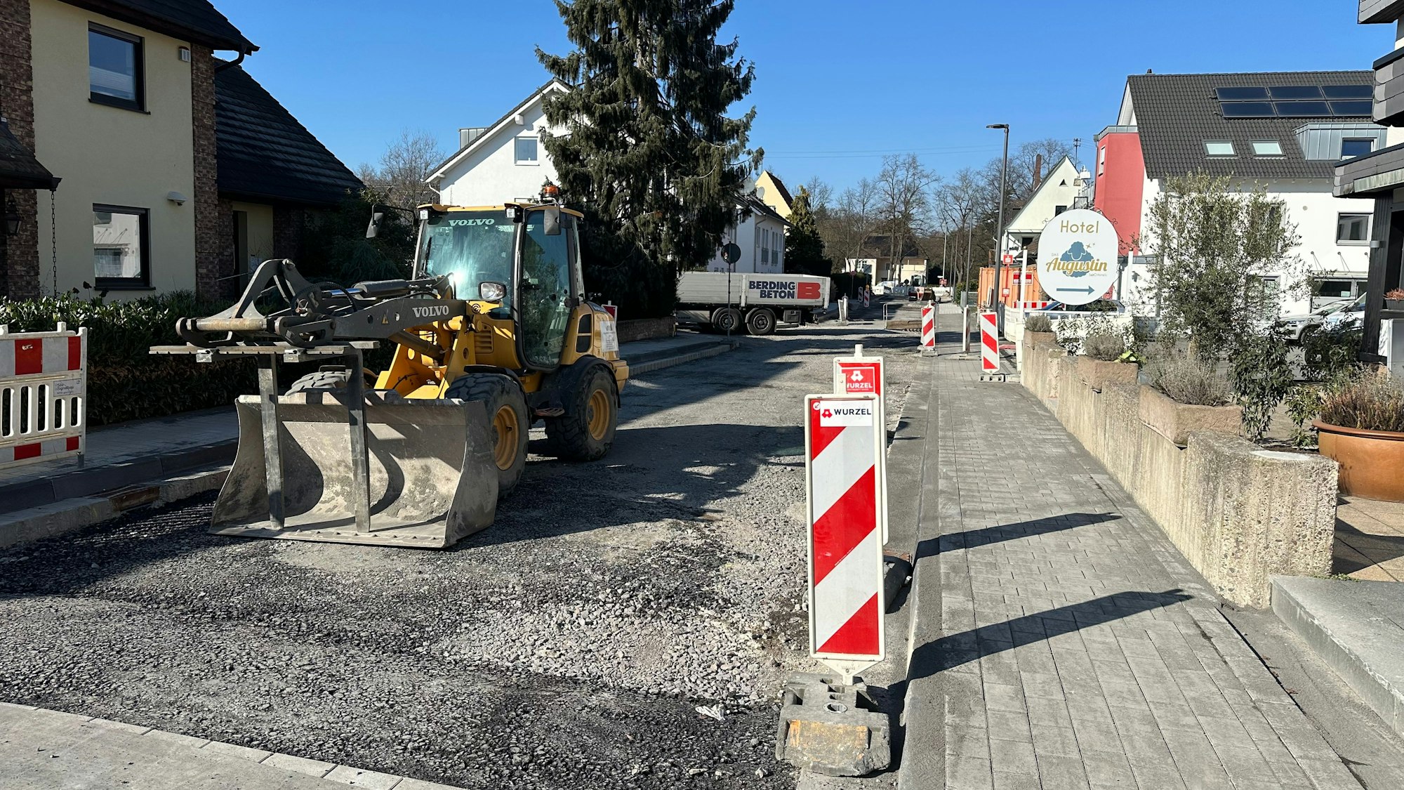 Die Baustelle auf Uhlandstraße ärgert die Geschäftsleute. Ein Bagger steht herum, die Straße ist aufgerissen.