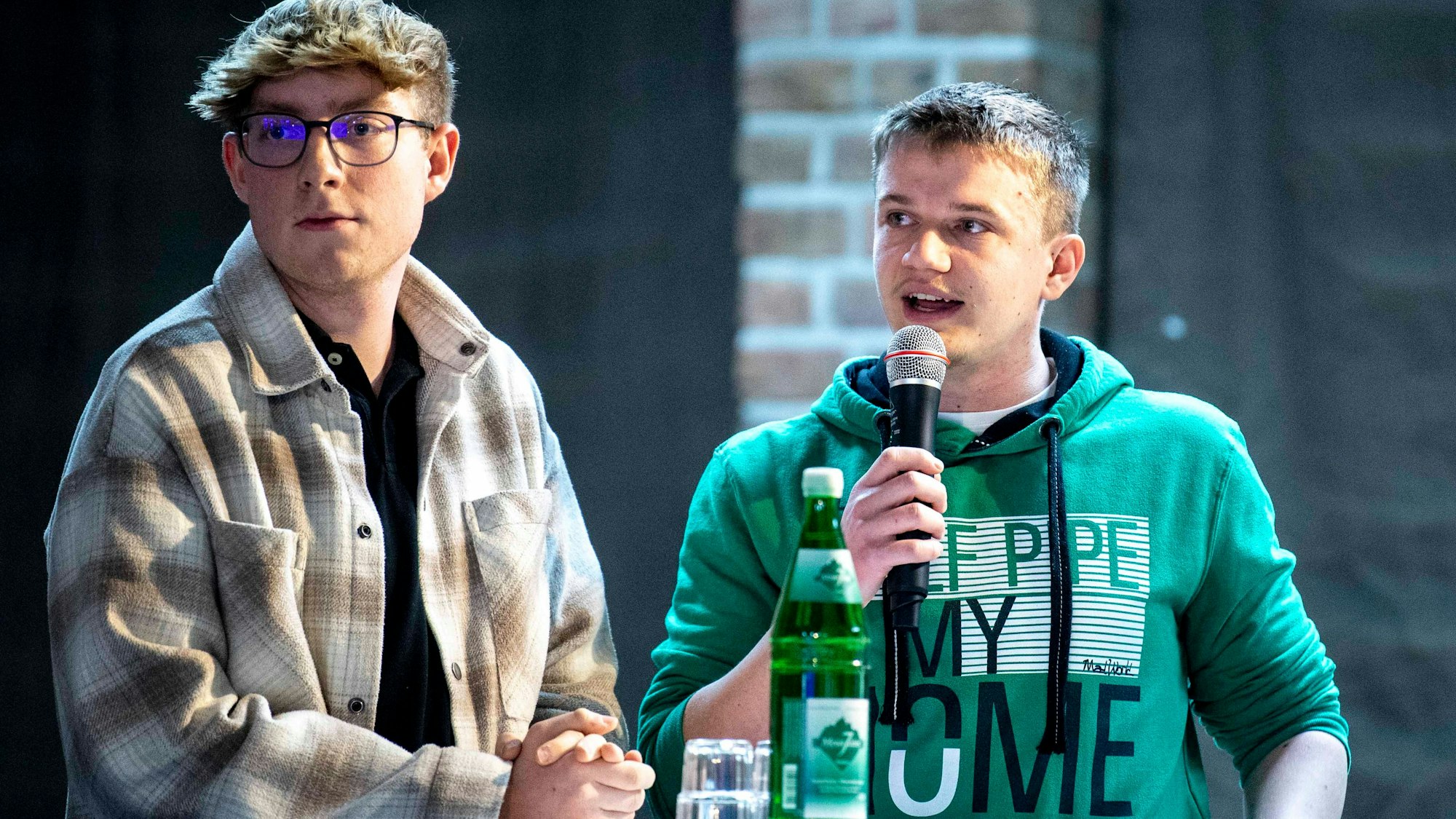 Das Bild zeigt die beiden Berufsschüler während der Podiumsdiskussion.