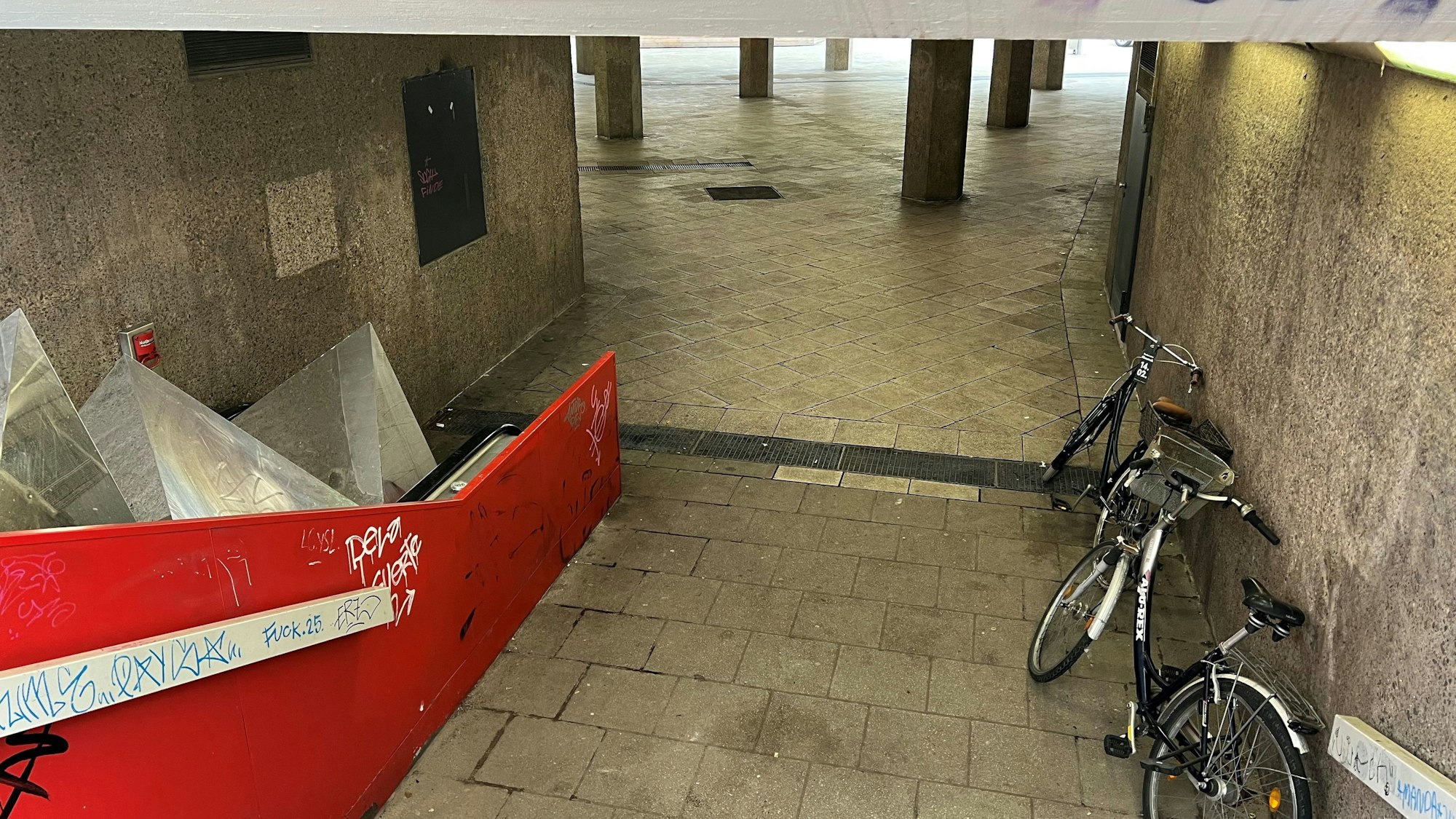 Zugänge zum Ebertplatz in der Westpassage