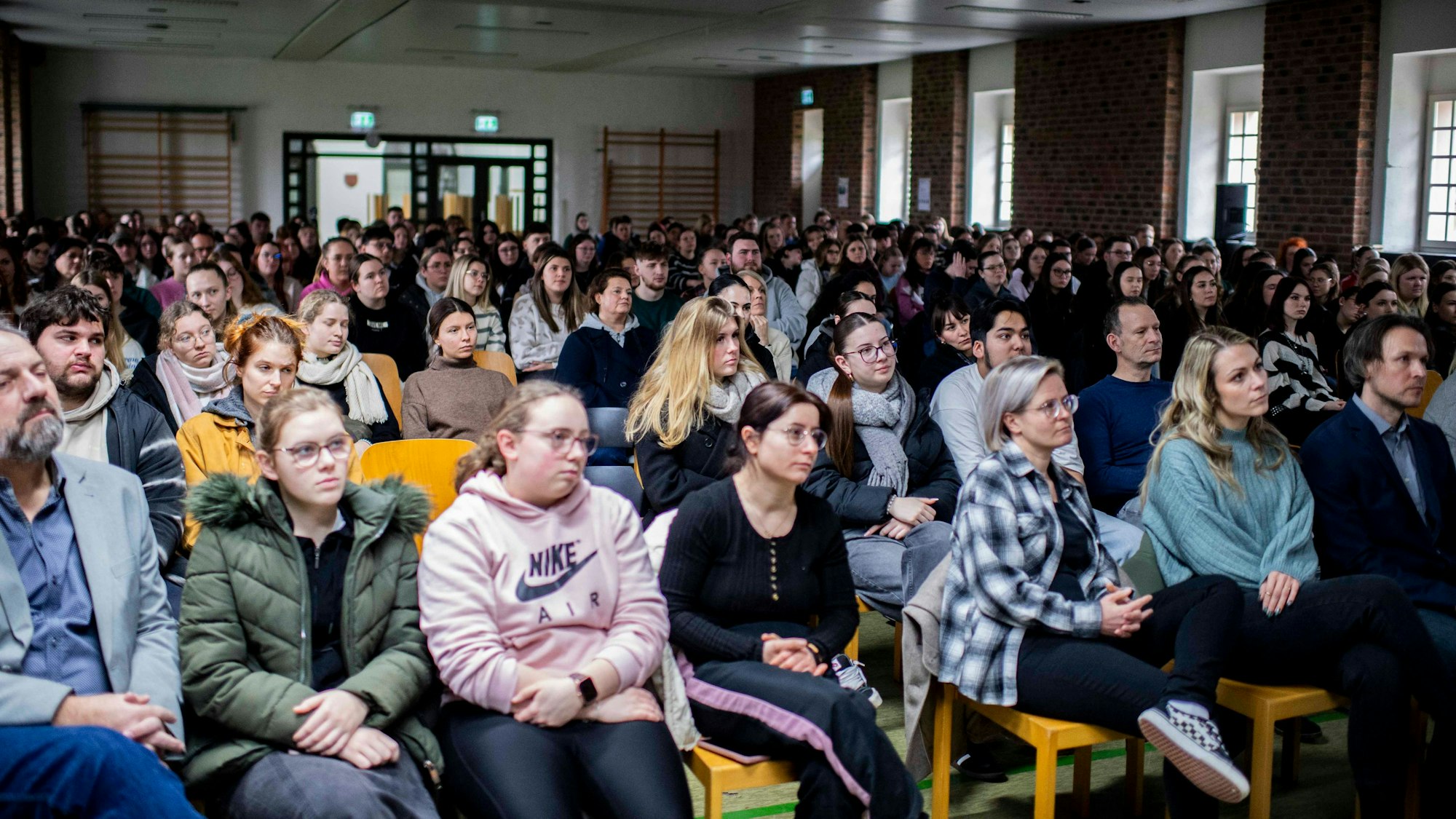 Das Bild zeigt das Publikum bei der Podiumsdiskussion in Füssenich.