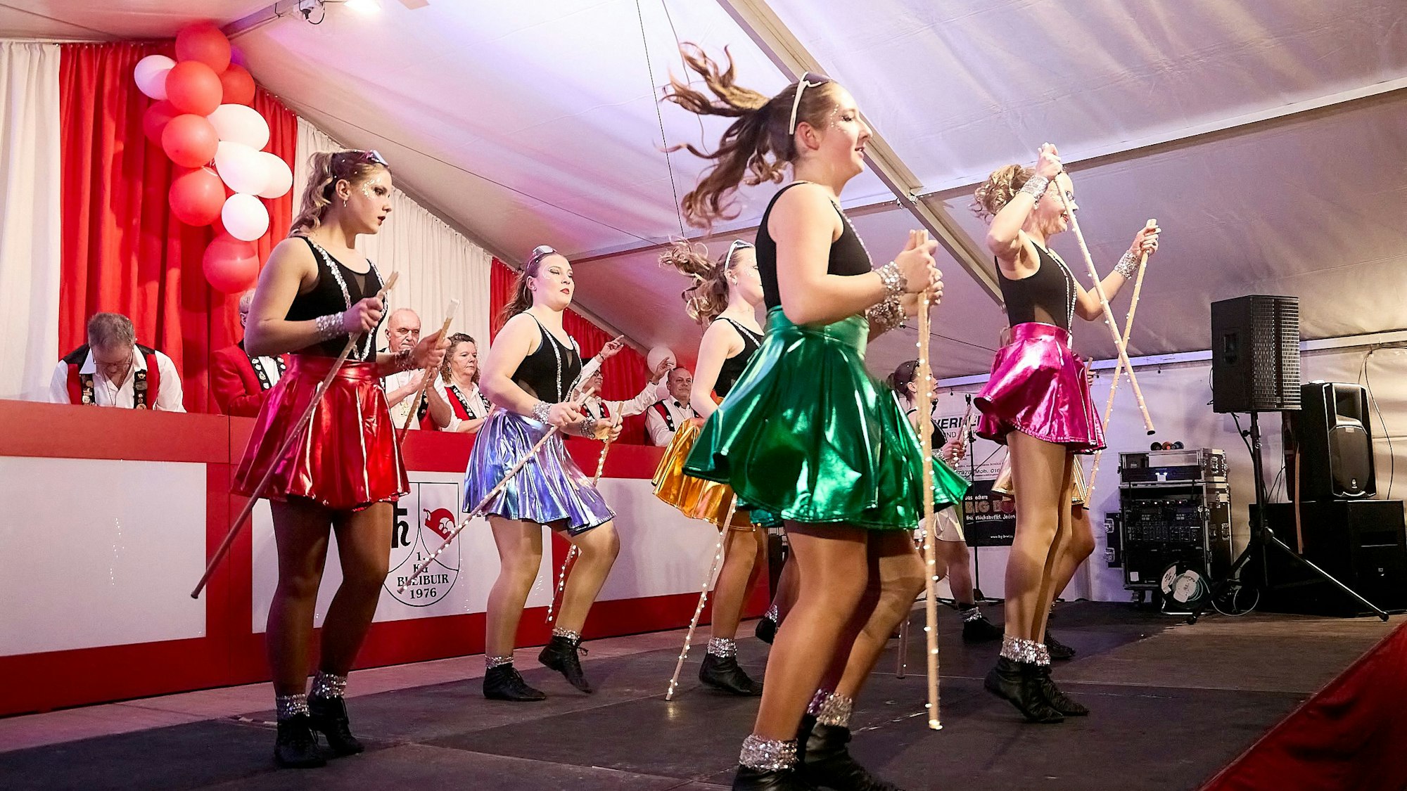 Die Tänzerinnen der Tanzgruppe „Sweet Carolines“ bei ihrem Auftritt in Bleibuir.