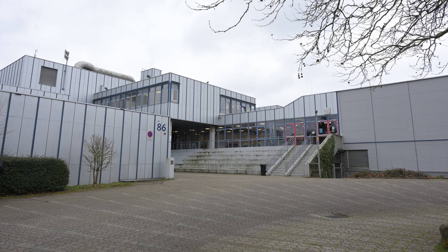 Das Gebäude der IGP ist grau und marode.