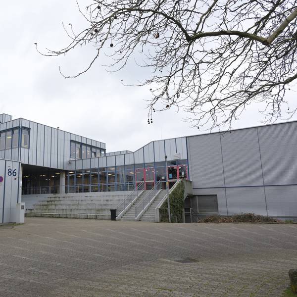 Das Gebäude der IGP ist grau und marode.