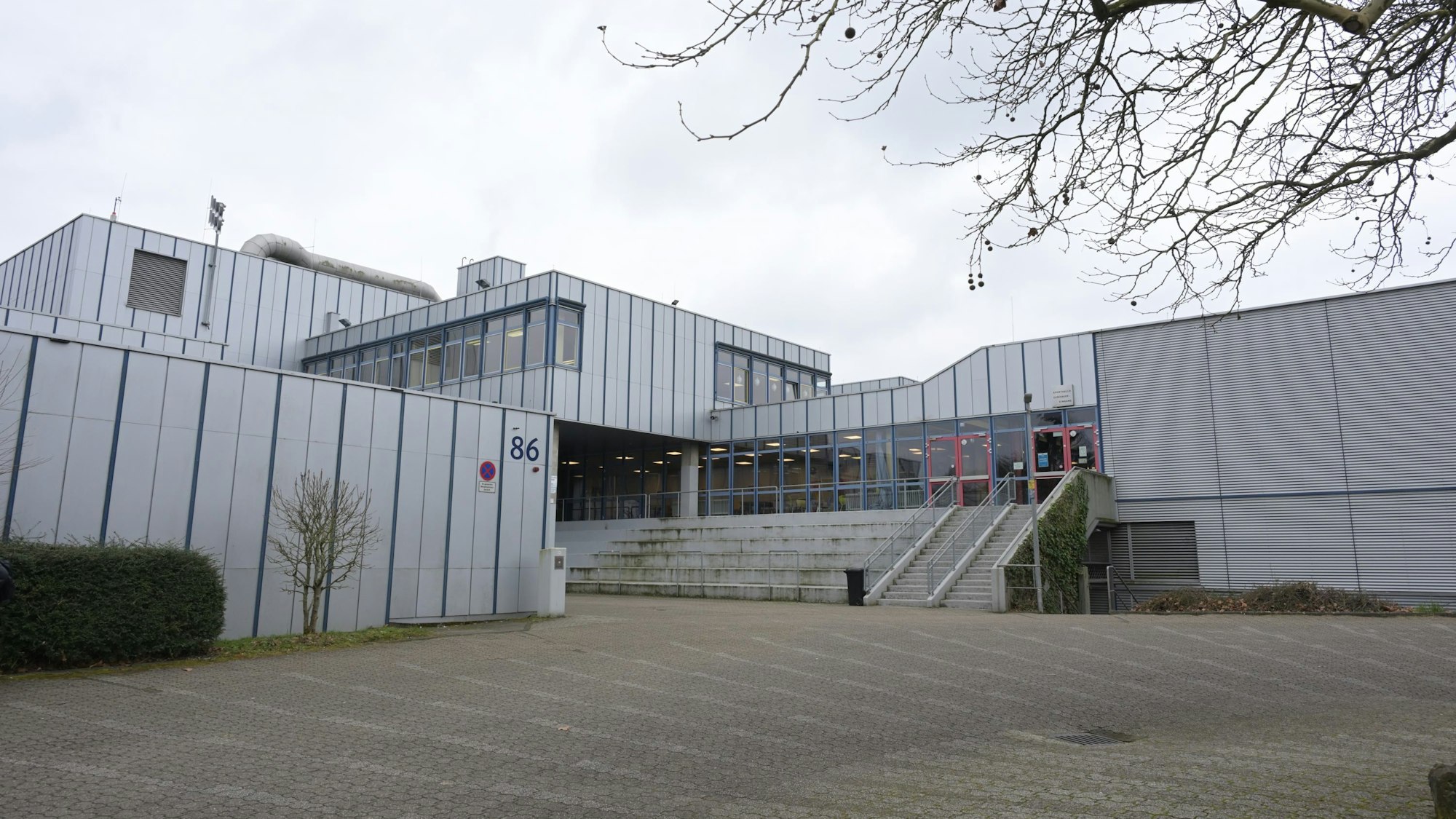 Gezeigt wird der Eingangsbereich des Schulgebäudes.