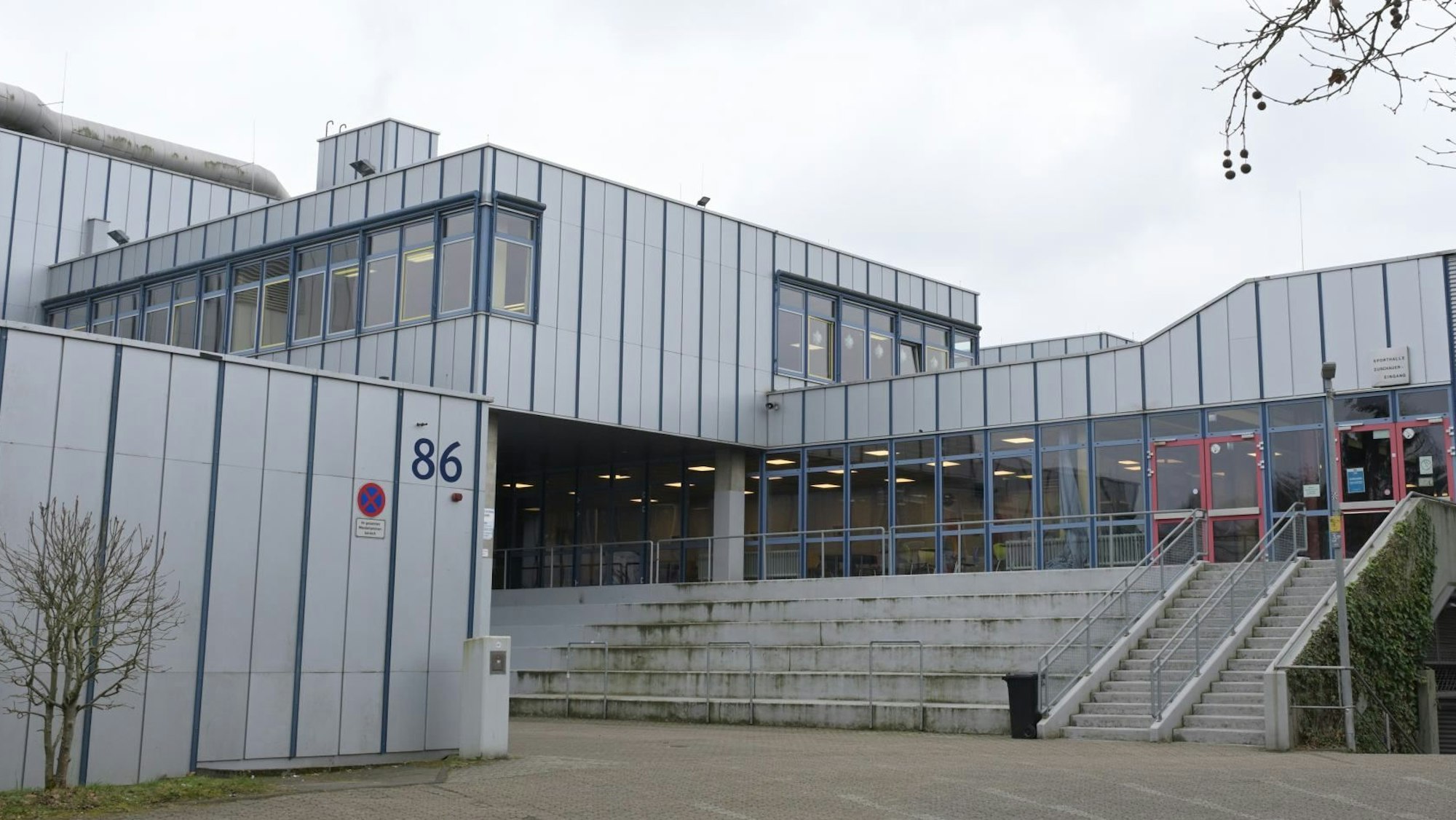 Das Gebäude der IGP ist grau und marode.