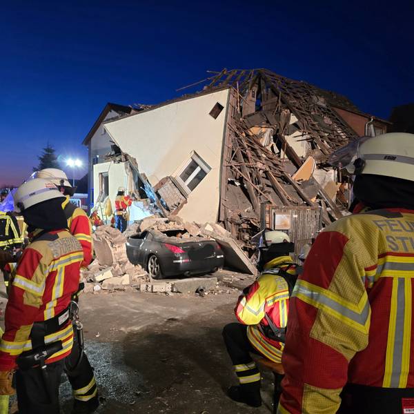 Baden-Württemberg, Stutensee: Feuerwehrleute stehen am Unglücksort. Nach einem Hauseinsturz in Stutensee (Landkreis Karlsruhe) am frühen Morgen sind Rettungskräfte dabei, einen Menschen aus den Trümmerteilen zu retten.