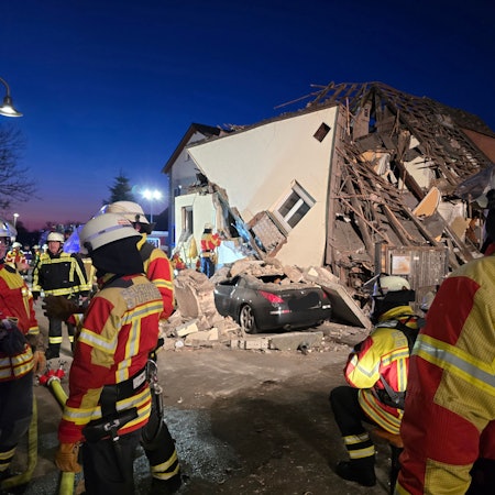 Baden-Württemberg, Stutensee: Feuerwehrleute stehen am Unglücksort. Nach einem Hauseinsturz in Stutensee (Landkreis Karlsruhe) am frühen Morgen sind Rettungskräfte dabei, einen Menschen aus den Trümmerteilen zu retten.