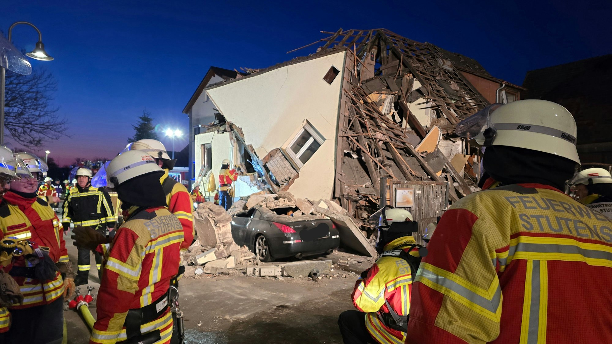 Baden-Württemberg, Stutensee: Feuerwehrleute stehen am Unglücksort. Nach einem Hauseinsturz in Stutensee (Landkreis Karlsruhe) am frühen Morgen sind Rettungskräfte dabei, einen Menschen aus den Trümmerteilen zu retten.