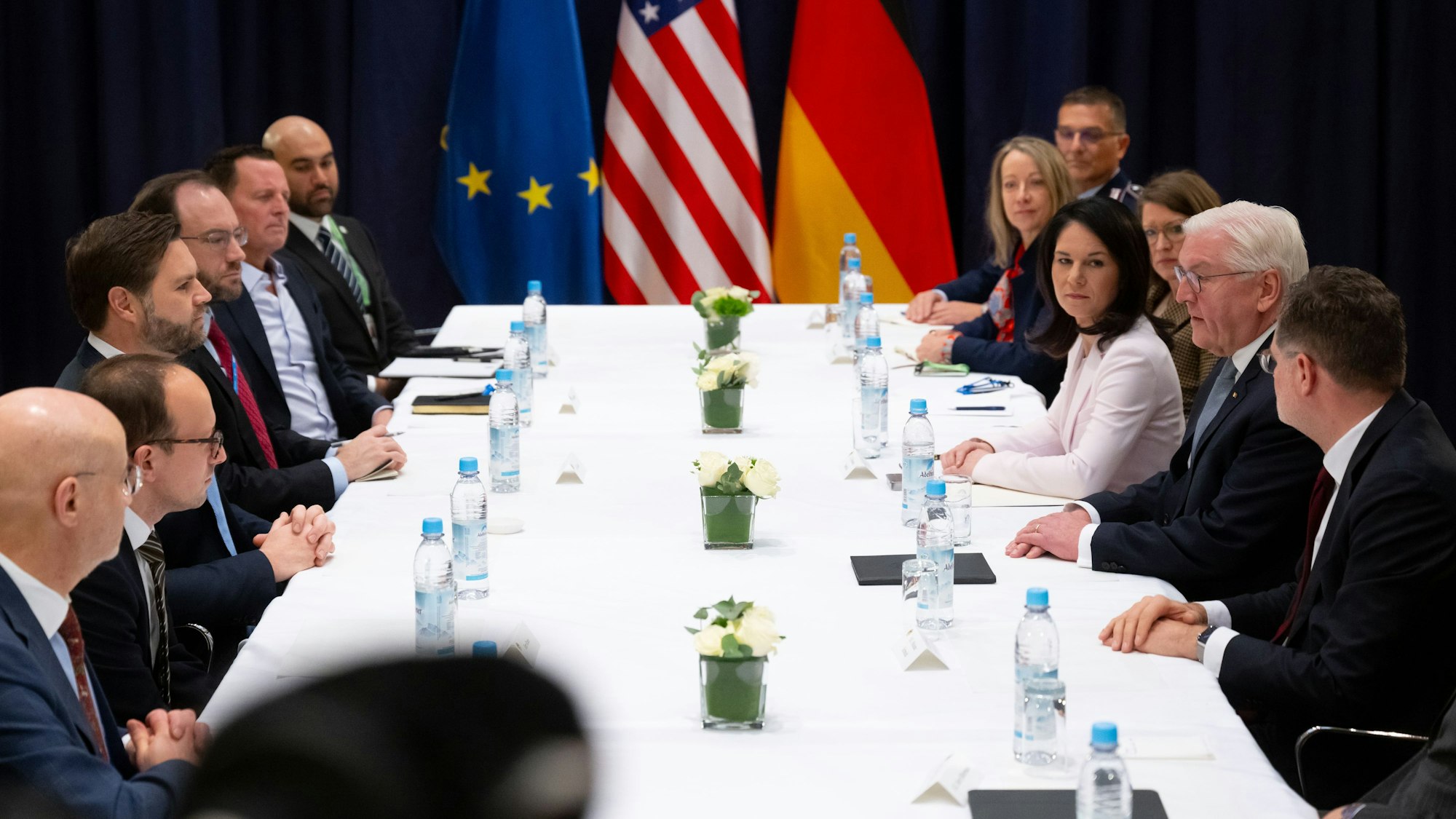 Bayern, München: Bundespräsident Frank-Walter Steinmeier, J.D. Vance, Vizepräsident der Vereinigten Staaten von Amerika, und Annalena Baerbock (Bündnis 90/Die Grünen), Außenministerin, kommen bei der Münchner Sicherheitskonferenz zu Gesprächen zusammen.