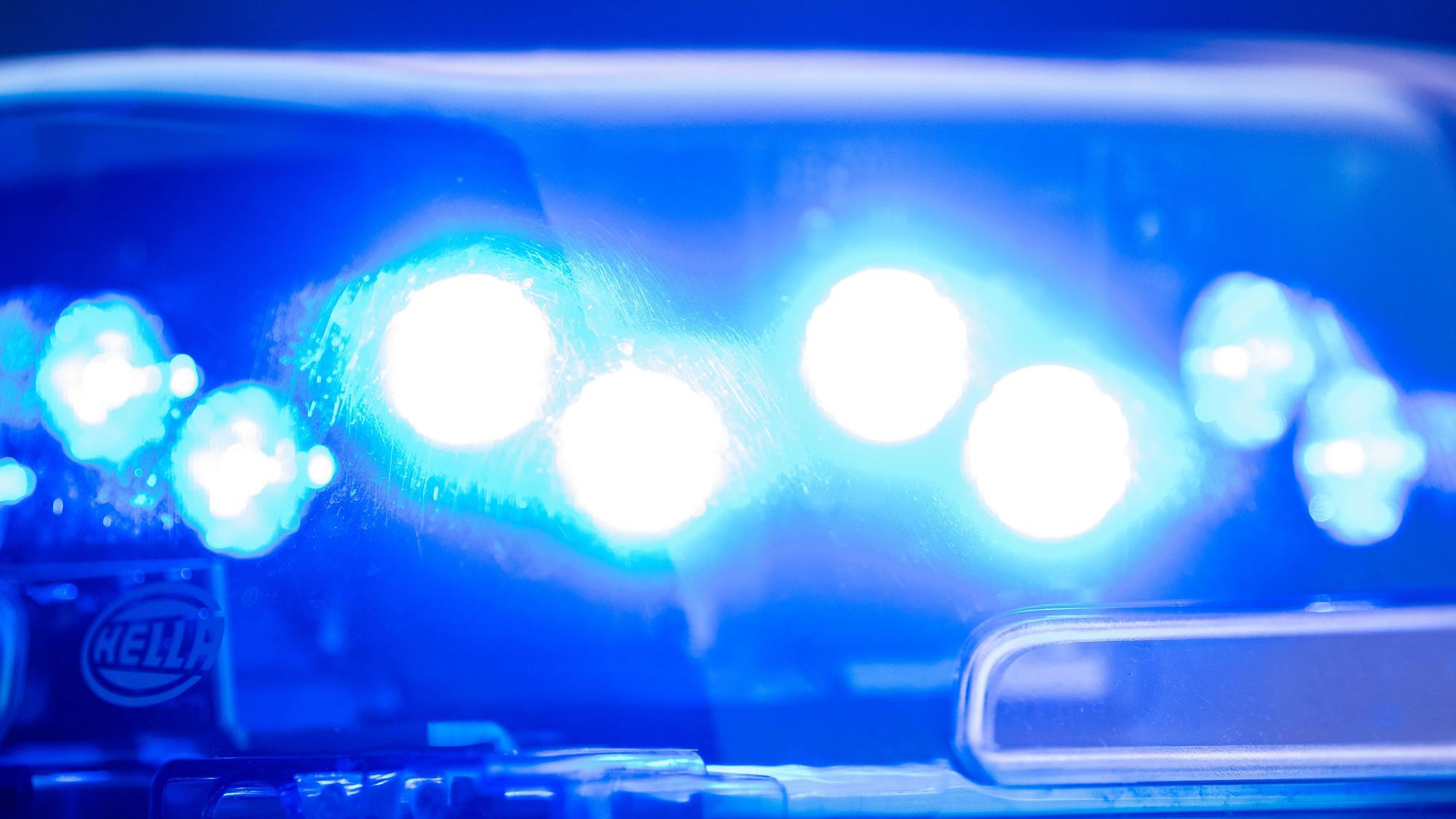 Ein Blaulicht leuchtet an einer Polizeistreife.