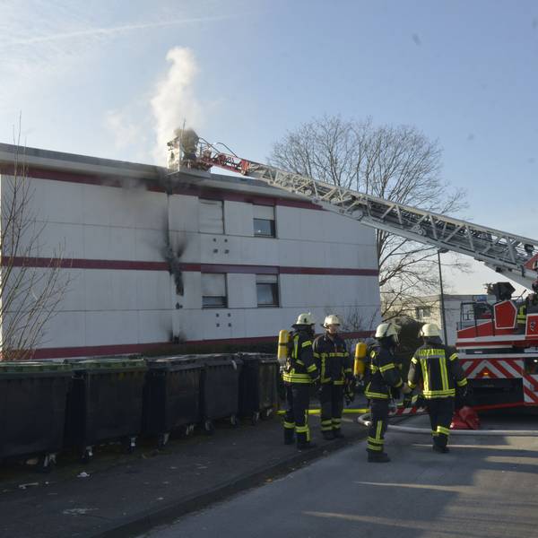 Großeinsatz bei einem Feuer in einem Mehrfamilienhaus an der Goethestraße.