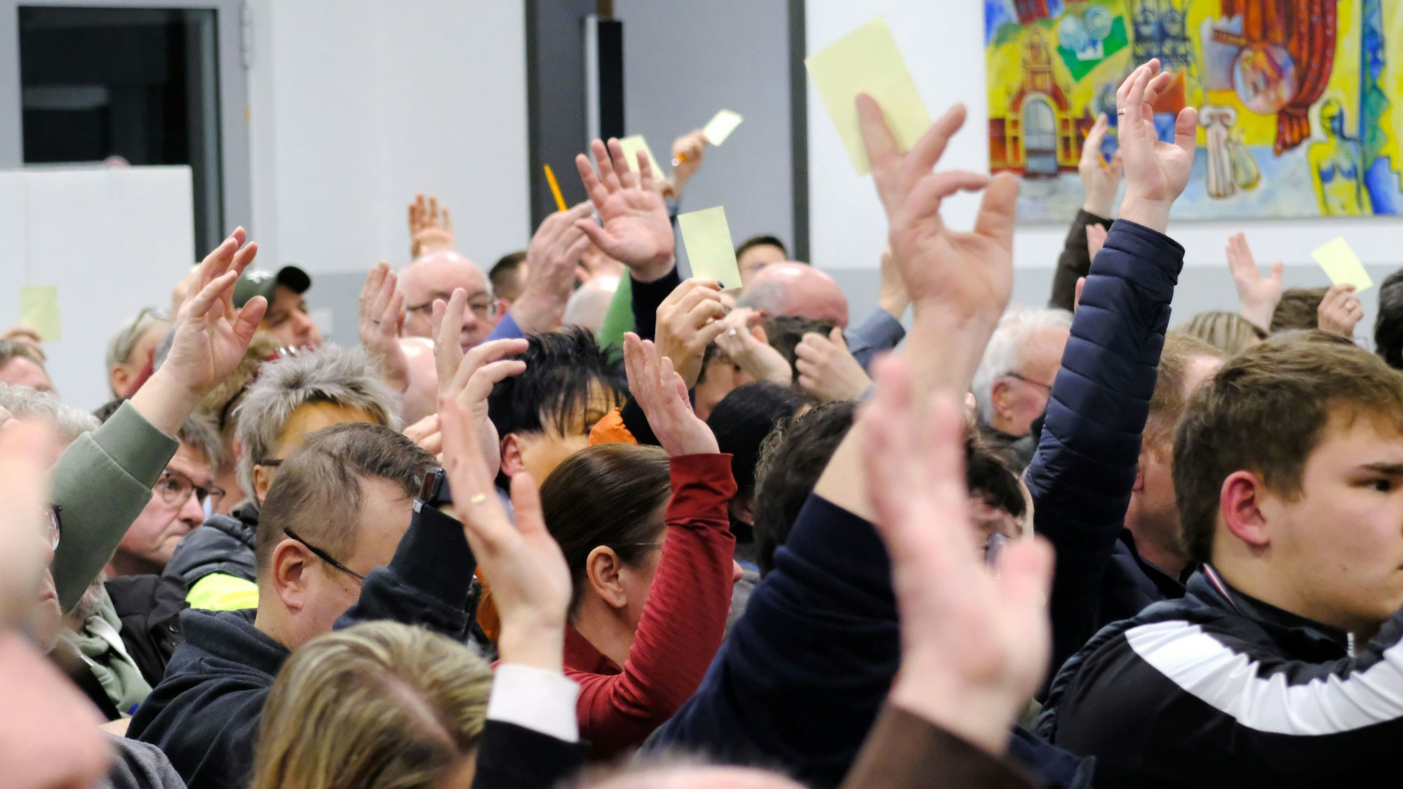 Mitglieder des CDU-Stadtverbands Mechernich stimmen per Handzeichen der Tagesordnung zu.