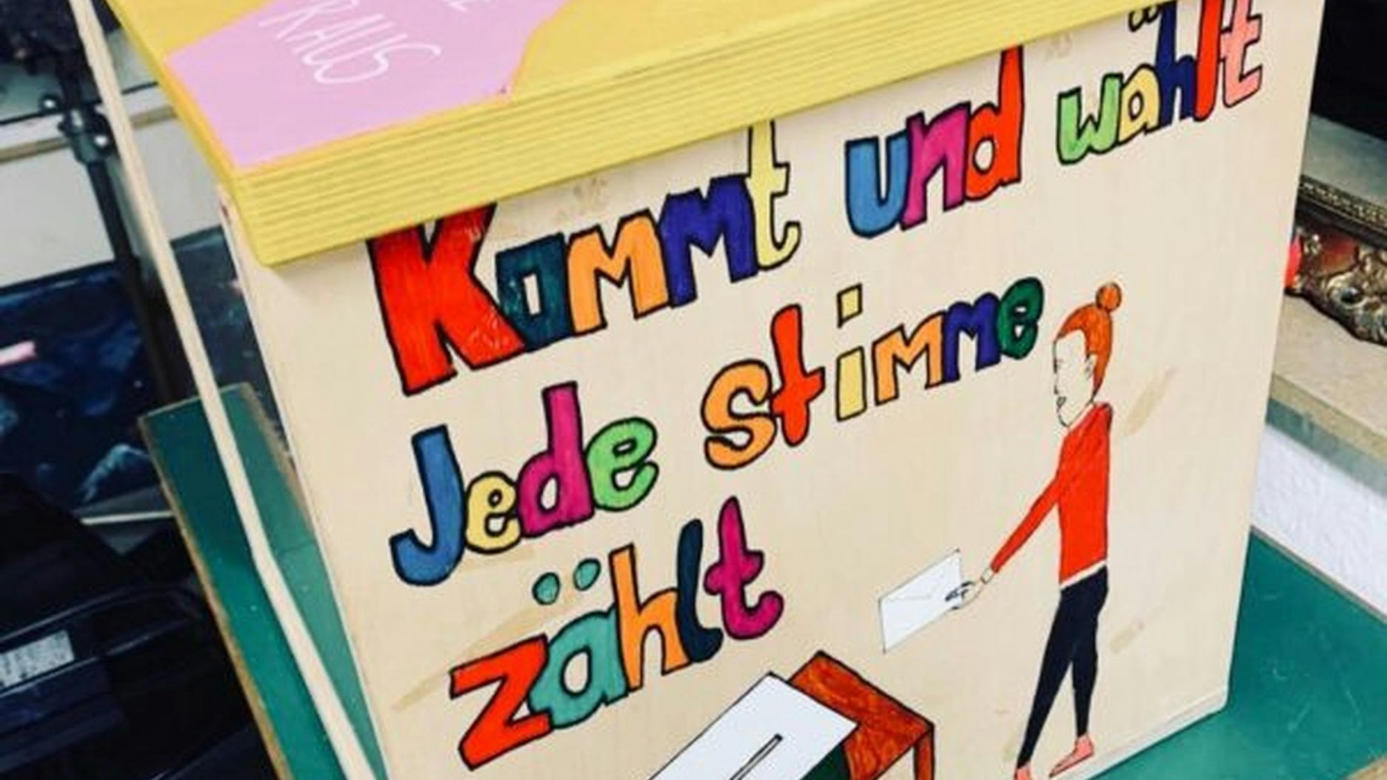 Von Jugendlichen gebaut wurde die Wahlurne im Jugendtreff Luckys Haus.