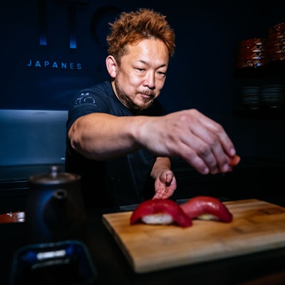 Sushi von Meisterhand: Kengo Nishimi bereitet Nigiri im Restaurant ITO zu.