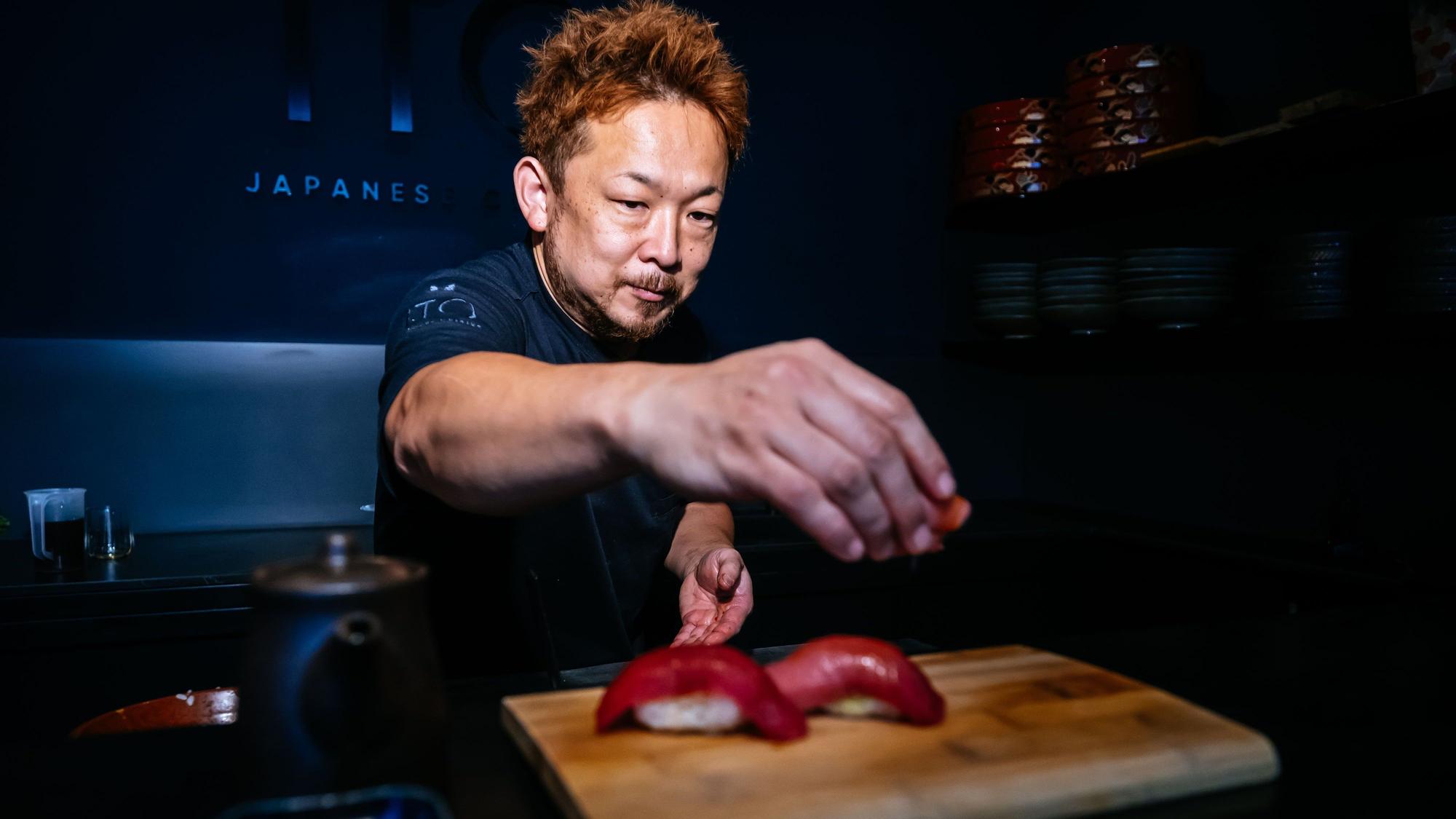 Sushi von Meisterhand: Kengo Nishimi bereitet Nigiri im Restaurant ITO zu.