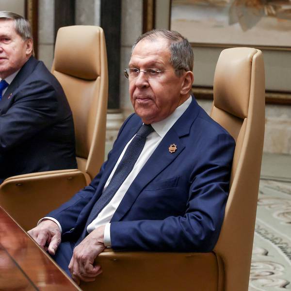 18.02.2025, Saudi-Arabien, Riad: Der russische Außenminister Sergej Lawrow (r) sitzt neben dem außenpolitischen Berater des russischen Präsidenten Putin, Juri Uschakow, während eines Treffens mit dem US-Außenminister Rubio im Diriyah-Palast. Foto: Evelyn Hockstein/Pool Reuters/AP/dpa +++ dpa-Bildfunk +++