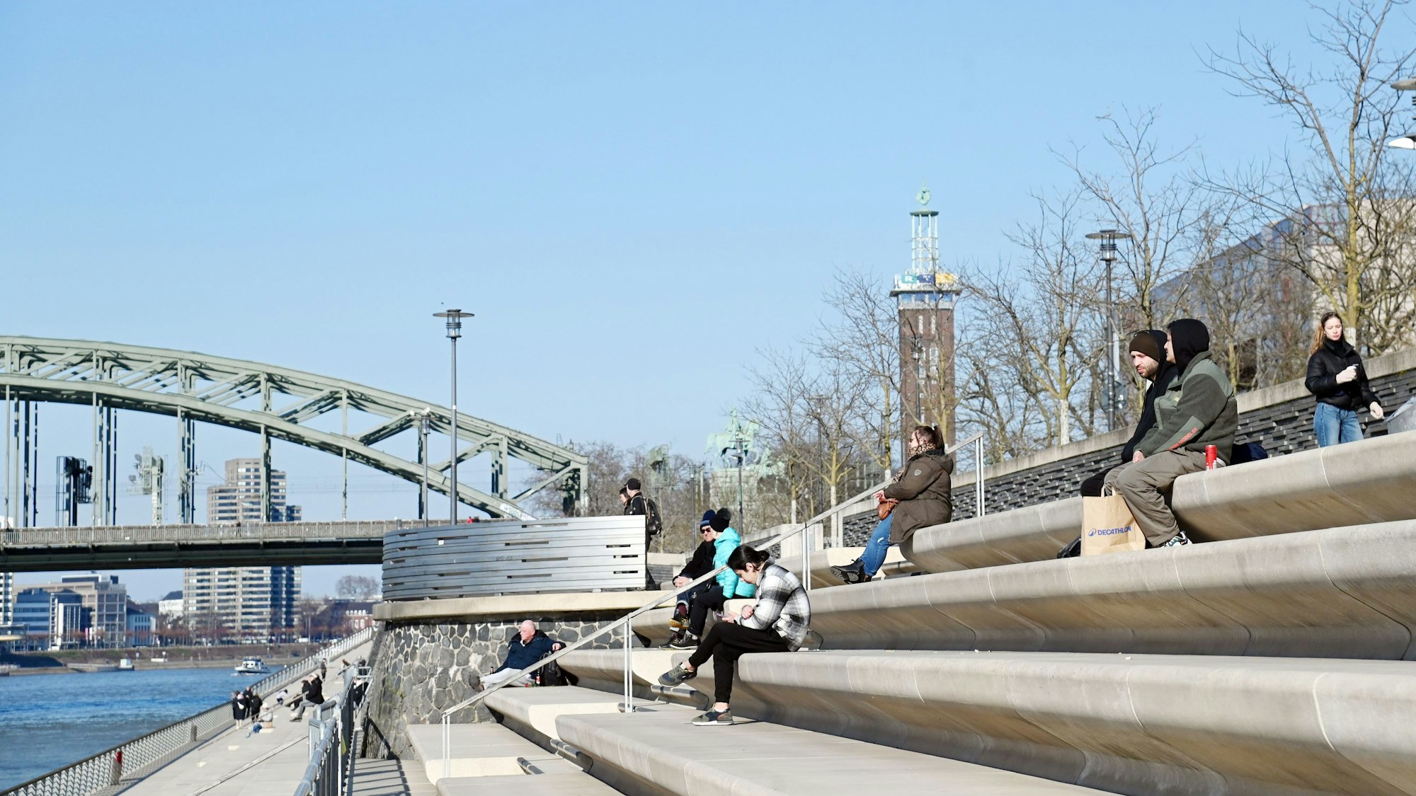 17.02.2025 Köln. Wetter Feature. Winter 2025. Die ersten Sonnenhungrigen auf dem Rheinboulevard in Deutz. Foto: Alexander Schwaiger