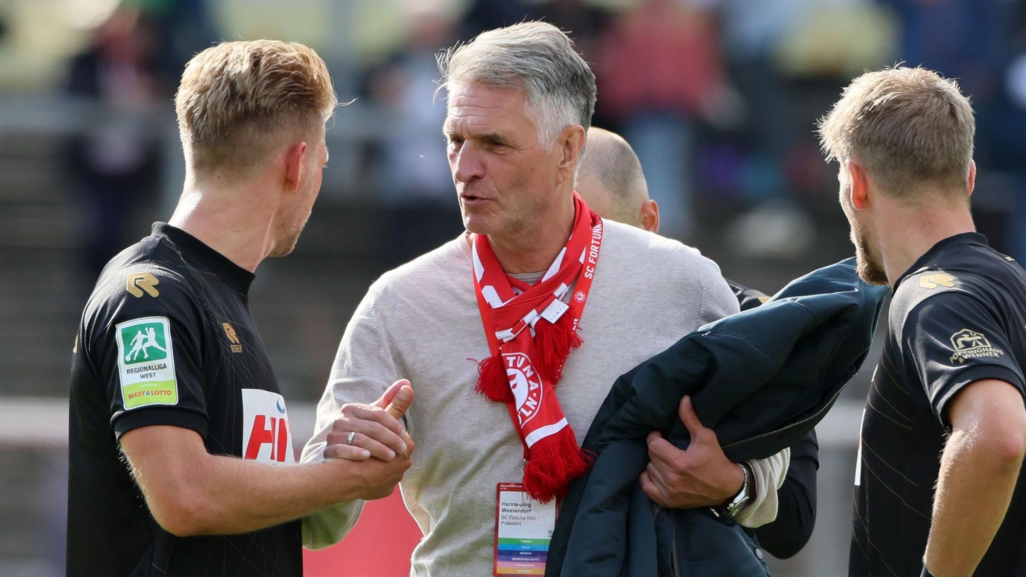 Präsident Hanns-Jörg Westendorf (M.) zeigt sich erfreut über den Sieg gegen Gladbach.