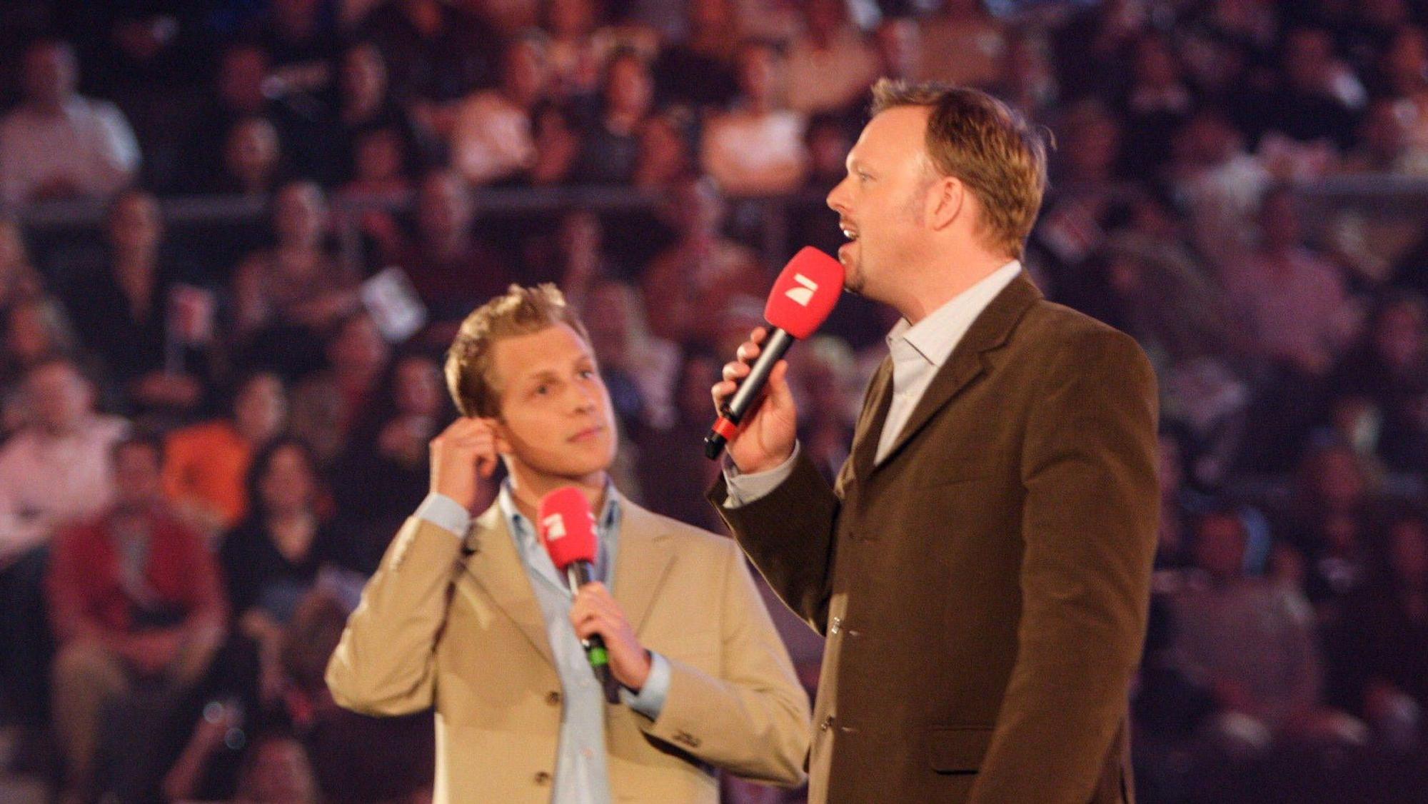 Oliver Pocher, Stefan Raab und Annette Frier begrüßen das Publikum zum Bundesvision Song Contest in Oberhausen, Deutschland 2005.