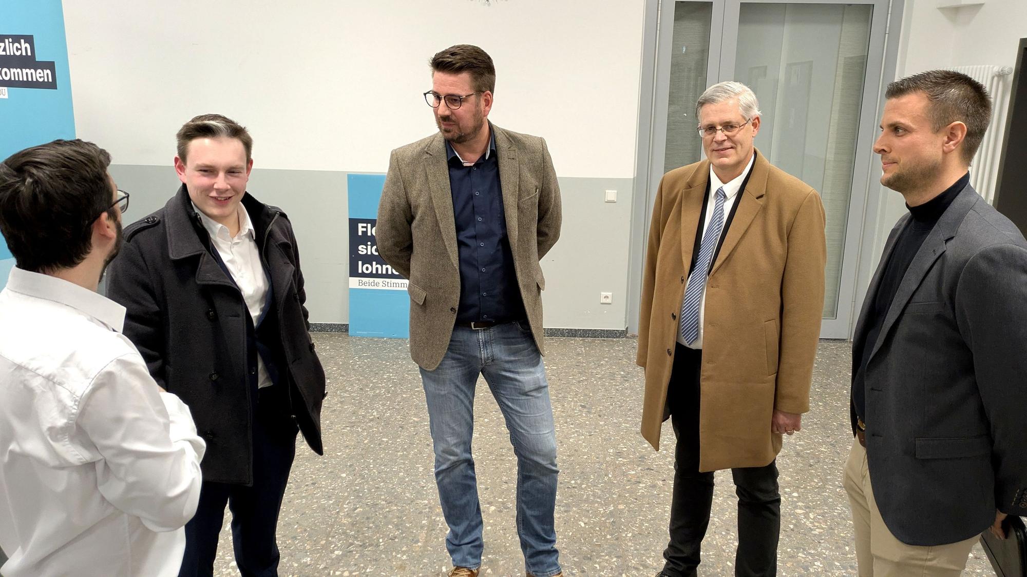 Michael Averbeck, Marco Velser, Oliver Menke, Bernd Ontijd und Michael Fingel unterhalten sich miteinander.