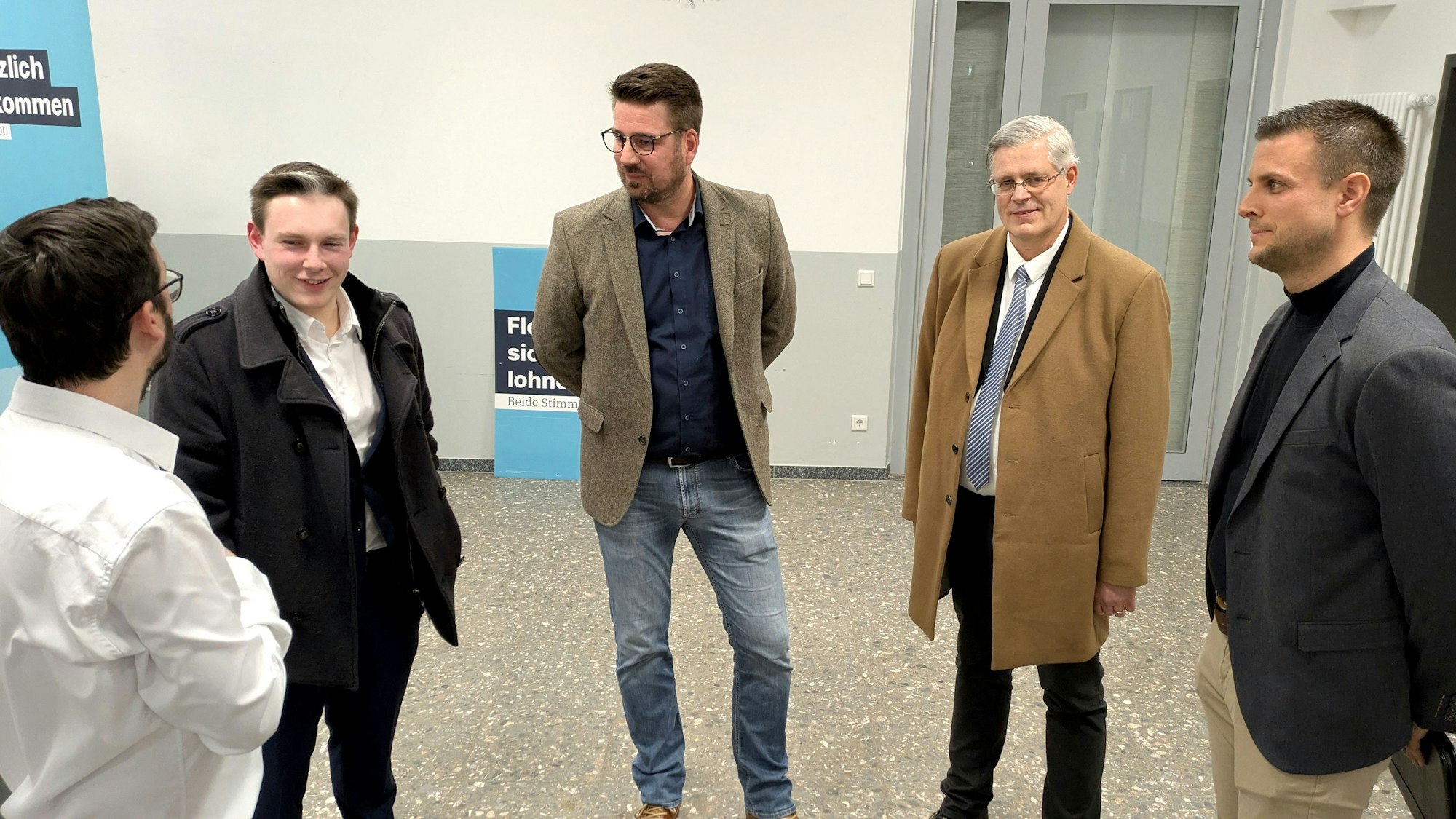 Michael Averbeck, Marco Velser, Oliver Menke, Bernd Ontijd und Michael Fingel unterhalten sich miteinander.