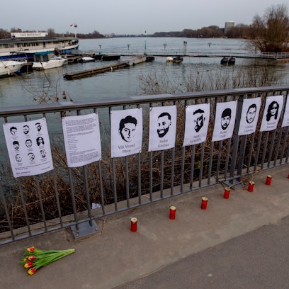 Auch in Köln wird der Opfer des Hanauer Anschlags gedacht, wie hier 2021 in Rodenkirchen. (Archiv)