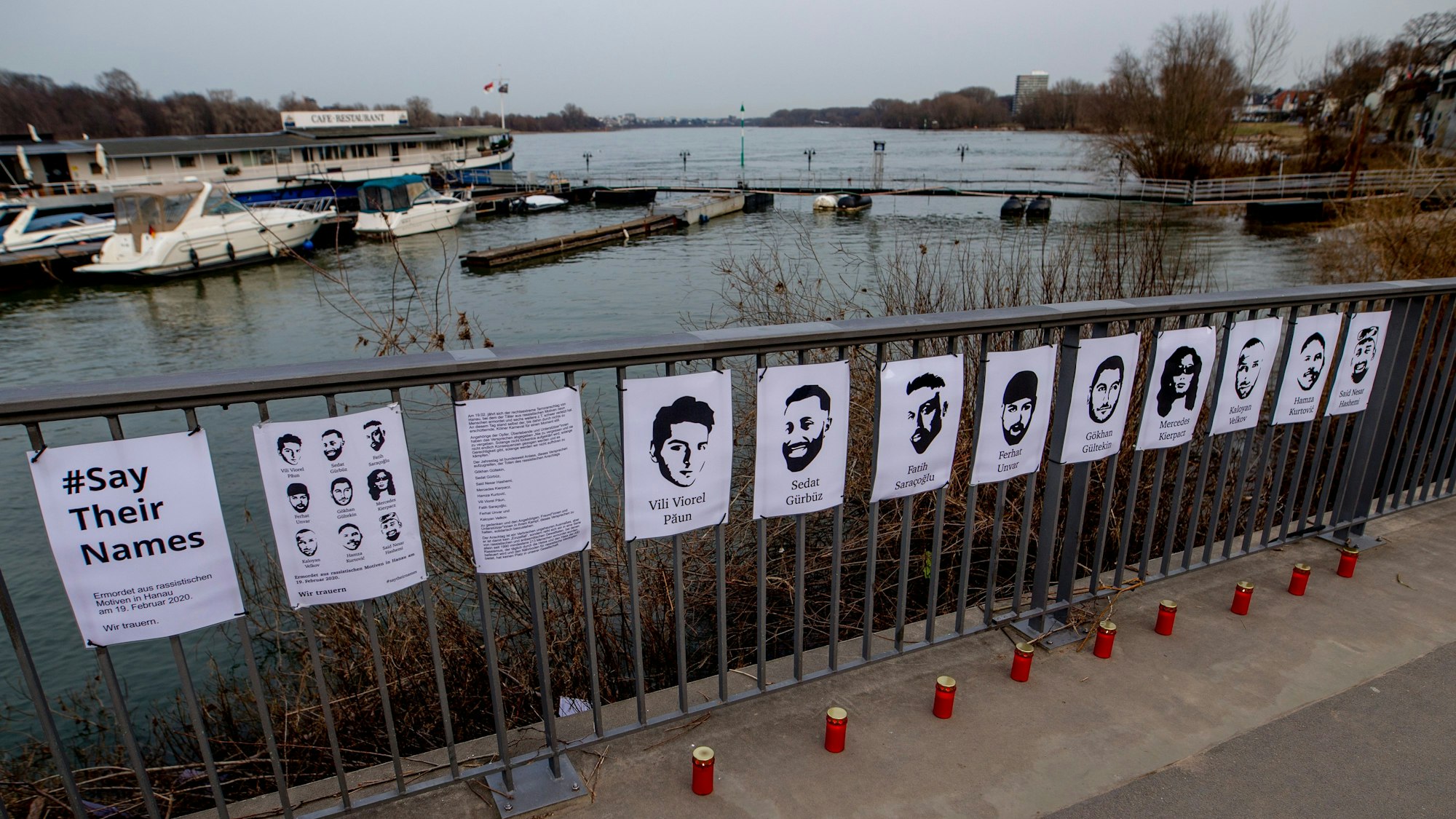 Blick auf eine wieder errichtete Gedenkstelle für die Opfer des Anschlages in Hanau am Rheinufer in Rodenkirchen in Köln, nachdem Unbekannte die Gedenktafeln zerstört hatten.