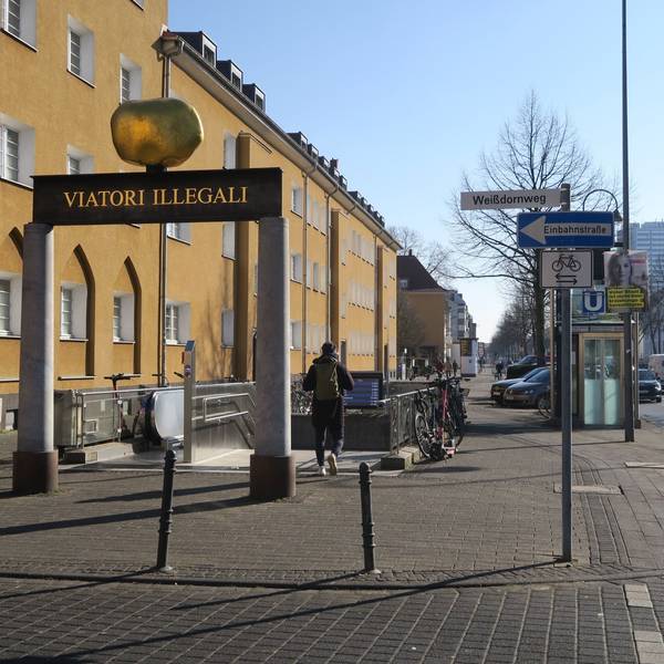 Blick auf den Eingang zur U-Bahn-Haltestelle Akazienweg an der Venloer Straße