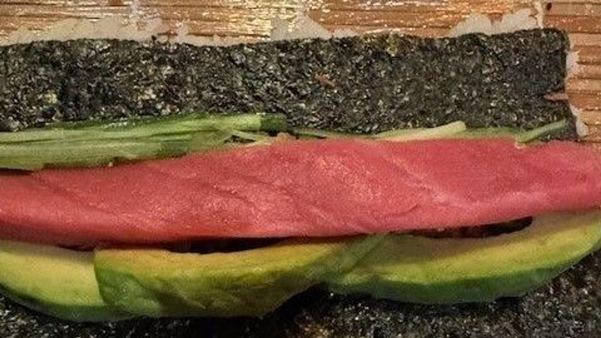 Thunfisch, Avocado und Gurkenstreifen auflegen ...