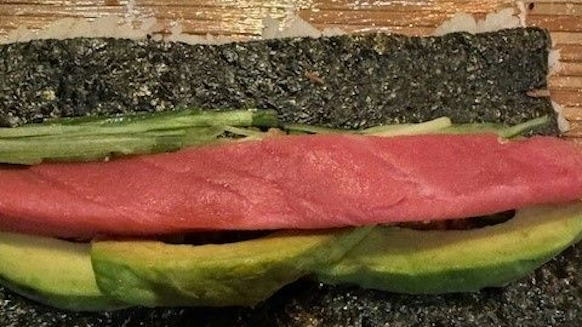 Thunfisch, Avocado und Gurkenstreifen auflegen ...