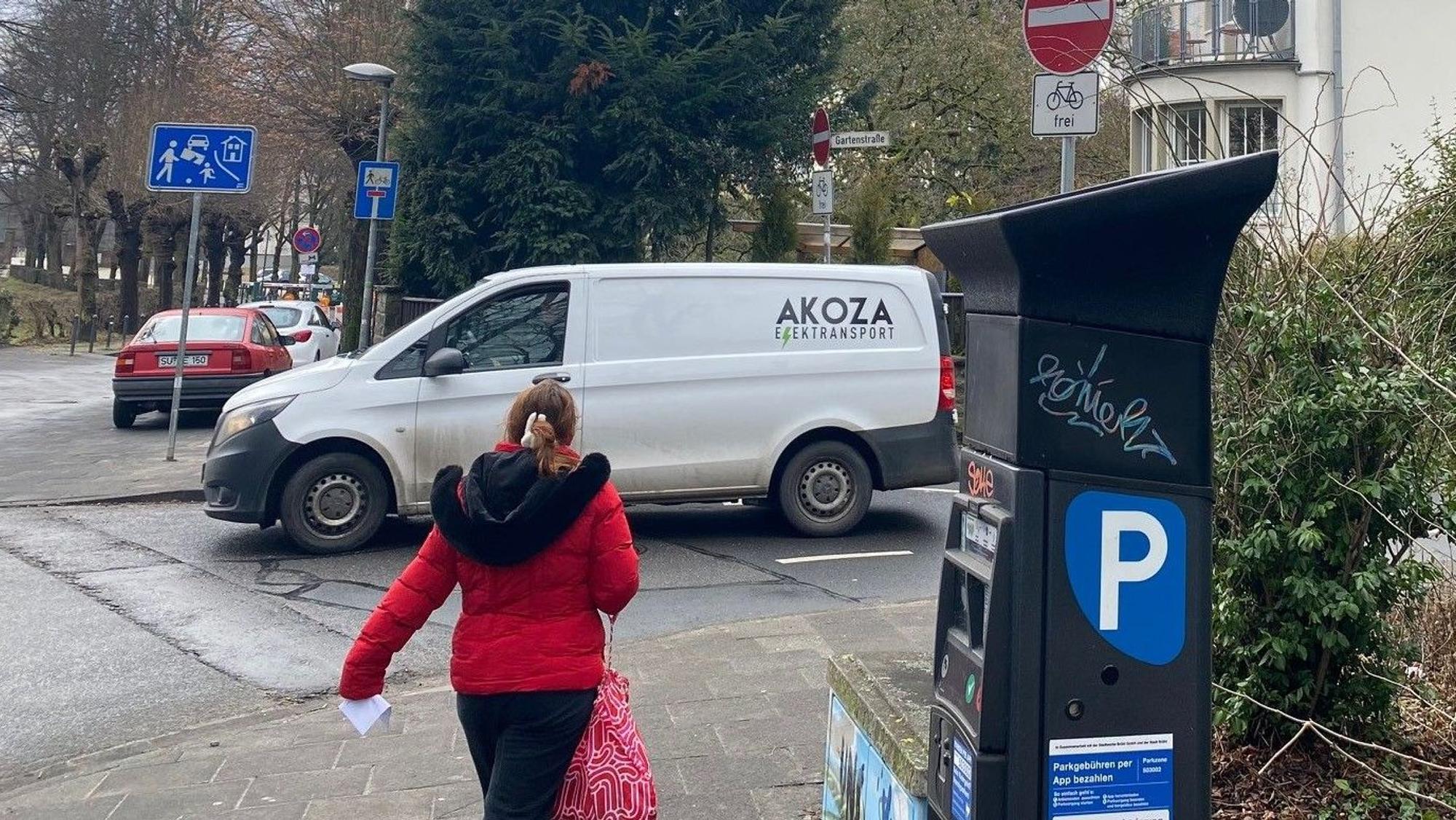 Zu sehen ist ein Parkscheinautomat in Brühl.