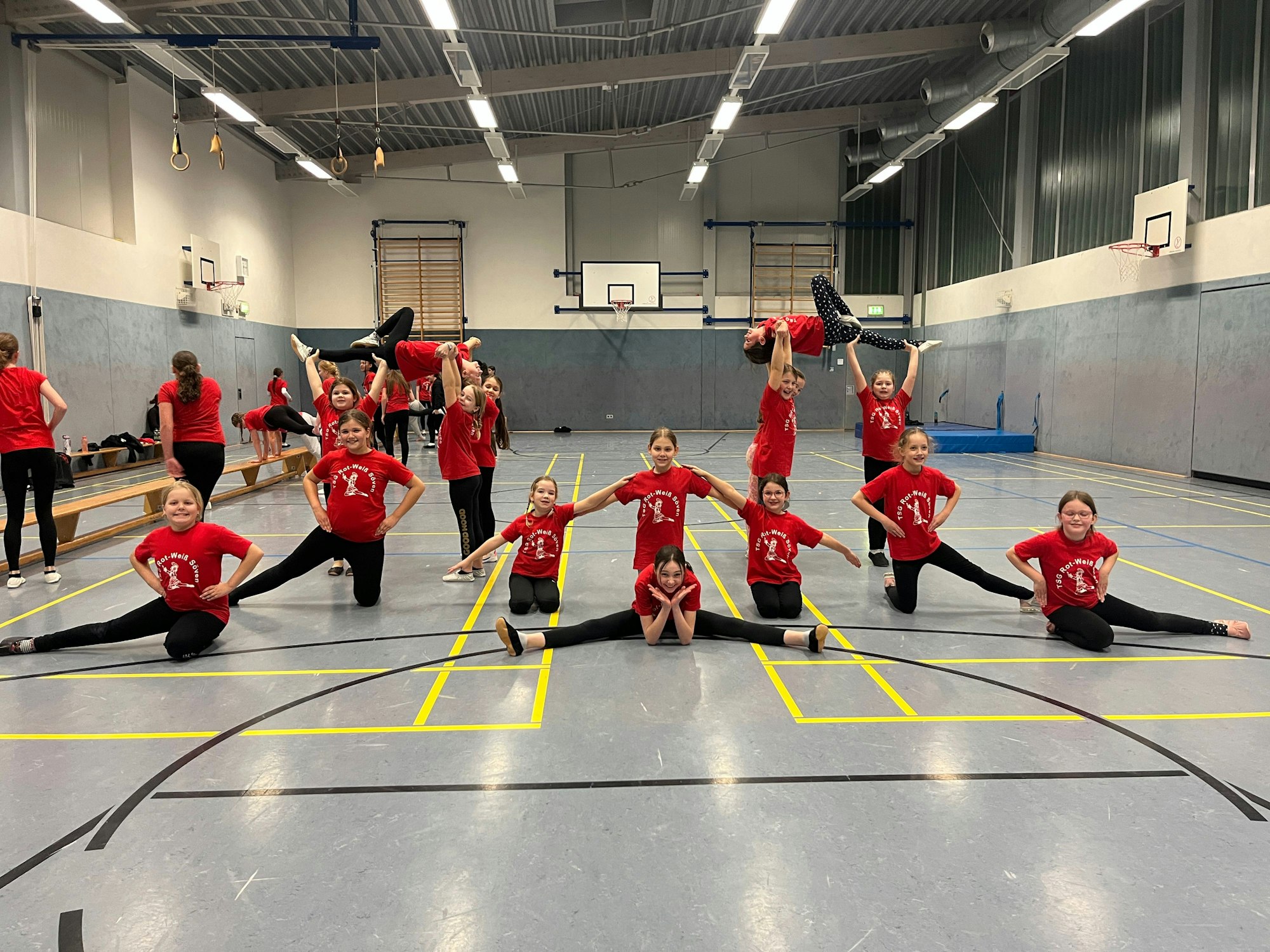 Eine Tanzgruppe hat eine Hebefigur aufgebaut.