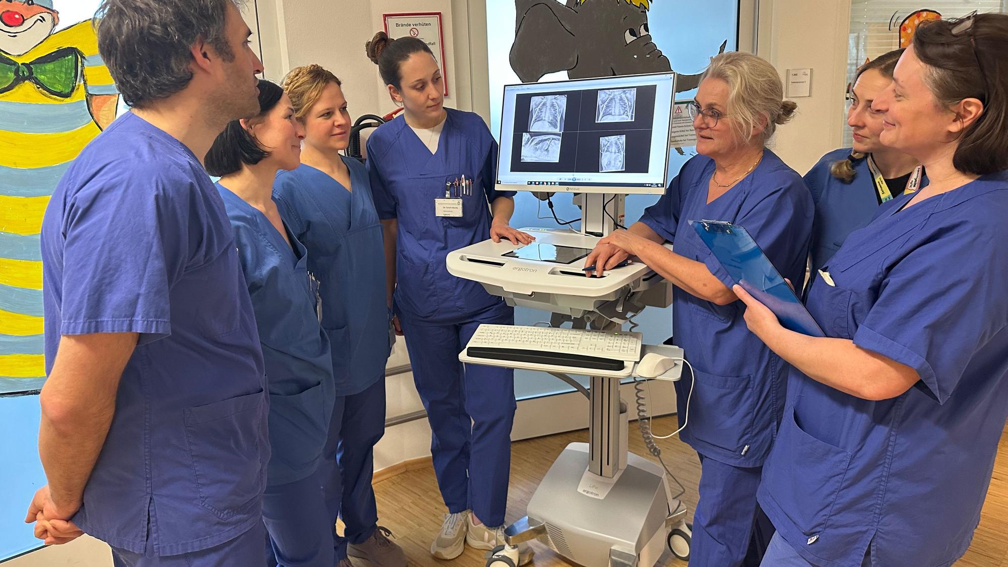 Asklepios Kinderklinik in Sankt Augustin, Team der Kinderintensivstation und Neonatologie. Dr. Beatrix Wiebe (3.v.r.), Leiterin, und Privatdozent Dr. Tobias Hannes (links).