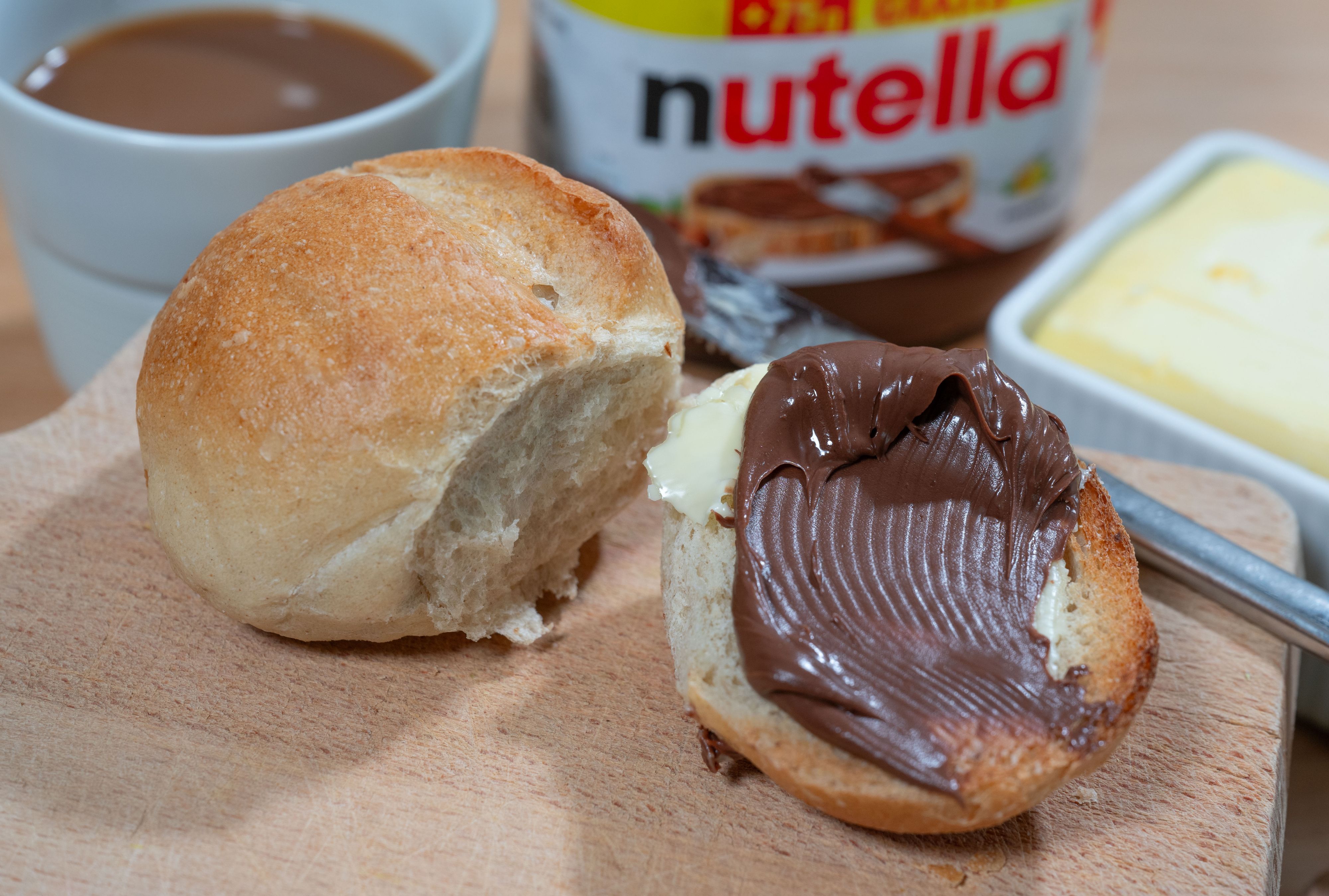 Nuss-Noguat-Creme auf einem Brötchen.