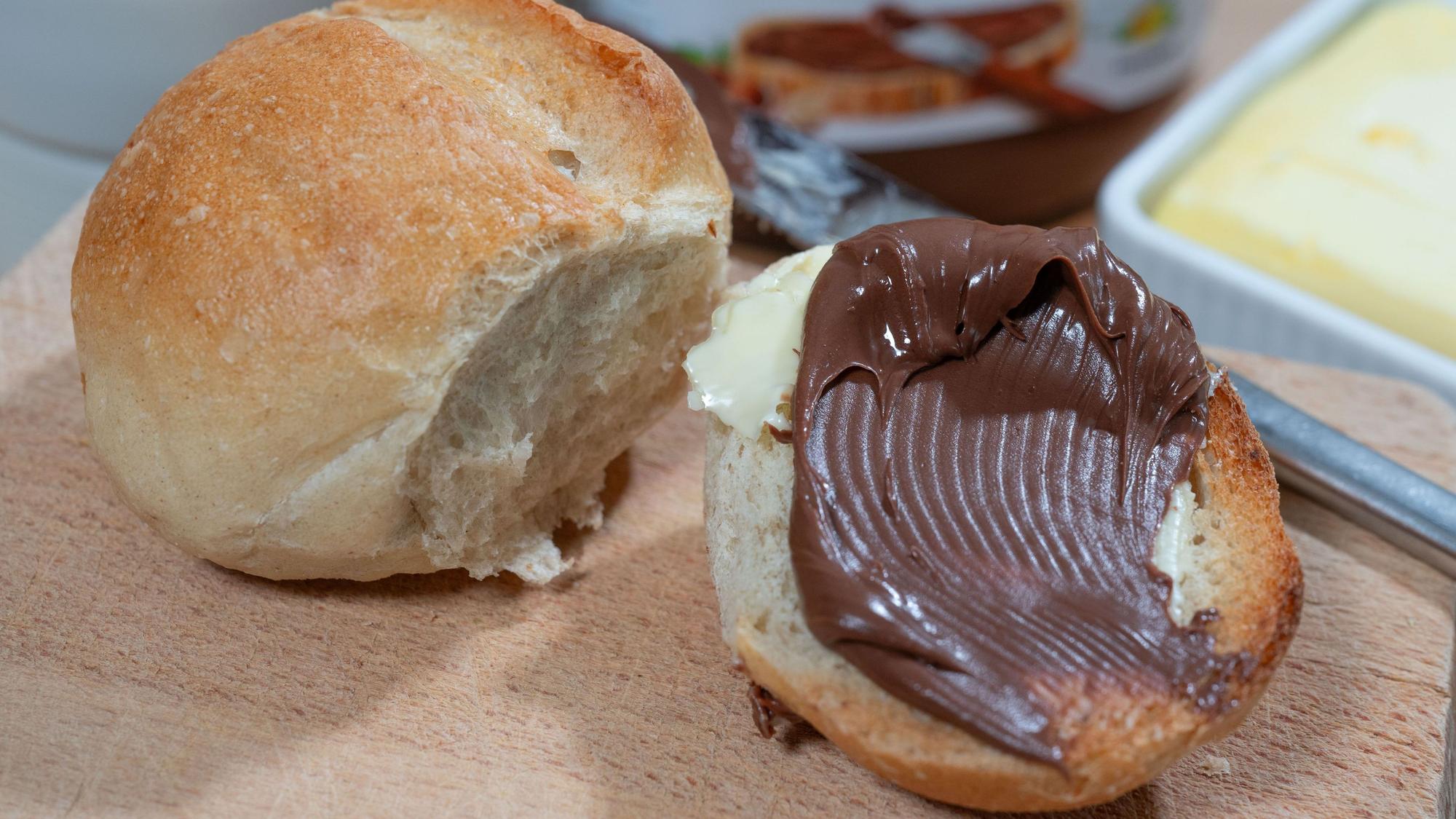 Nuss-Noguat-Creme auf einem Brötchen.
